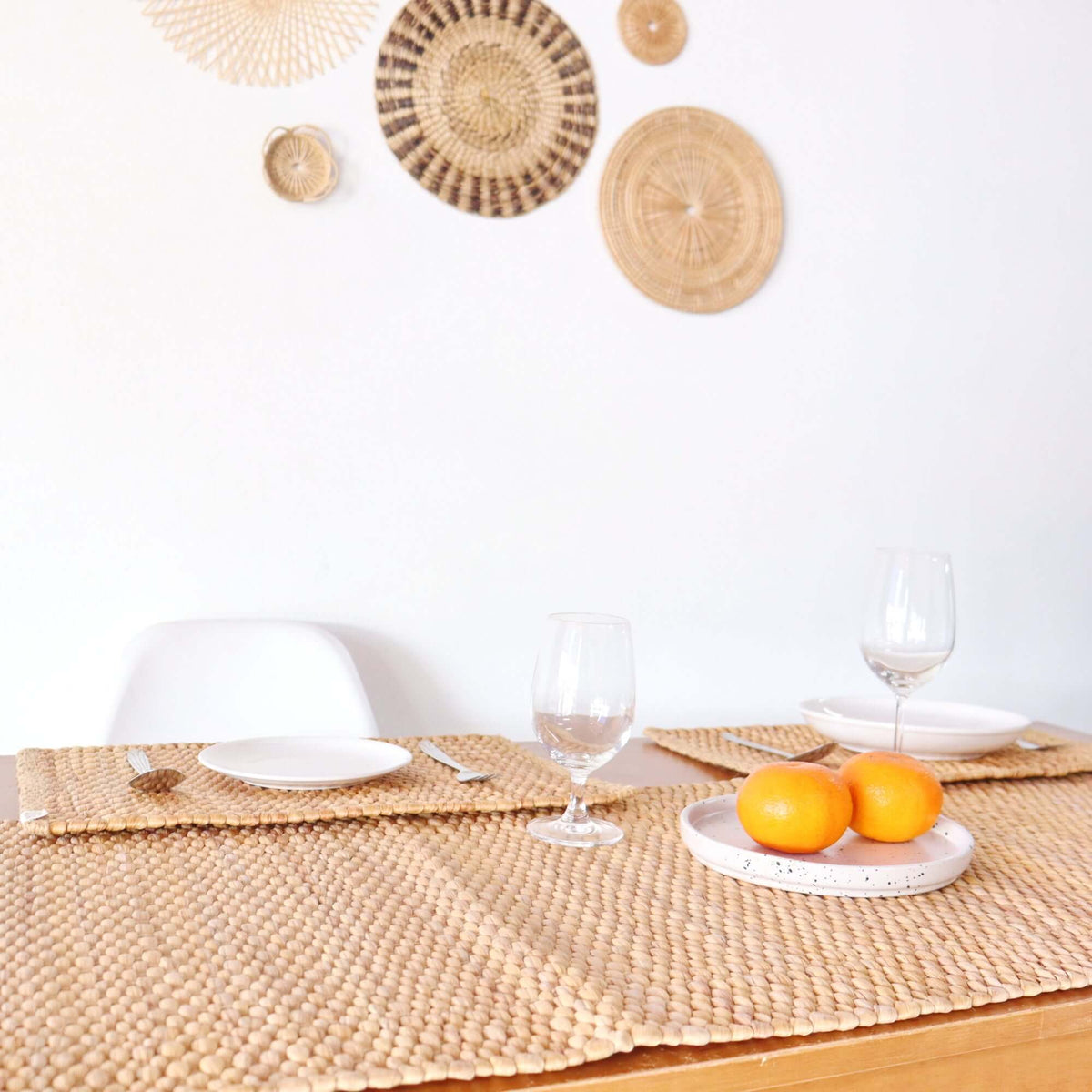 Centros de mesa de boda y decoración de mesas con fibras naturales