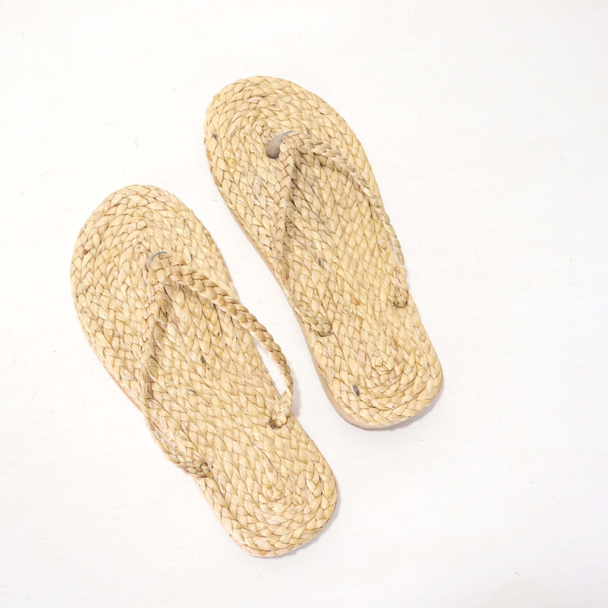 Plain straw shoe