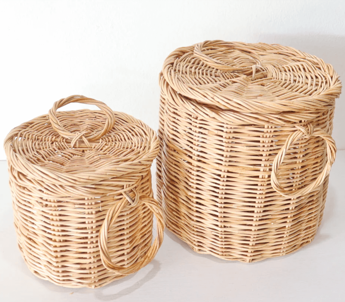 Cestas tejidas de mimbre y ratán