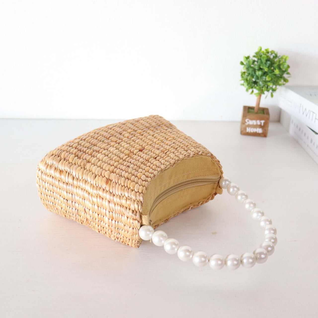 KI RA NA - Woven Straw Top Handle Bag Elevate your fashion game with the KI RA NA Straw Top Handle Bag. Perfect for any occasion, this eco-friendly and stylish accessory is a testament to sophisticated, sustainable fashion. Discover the perfect blend of d