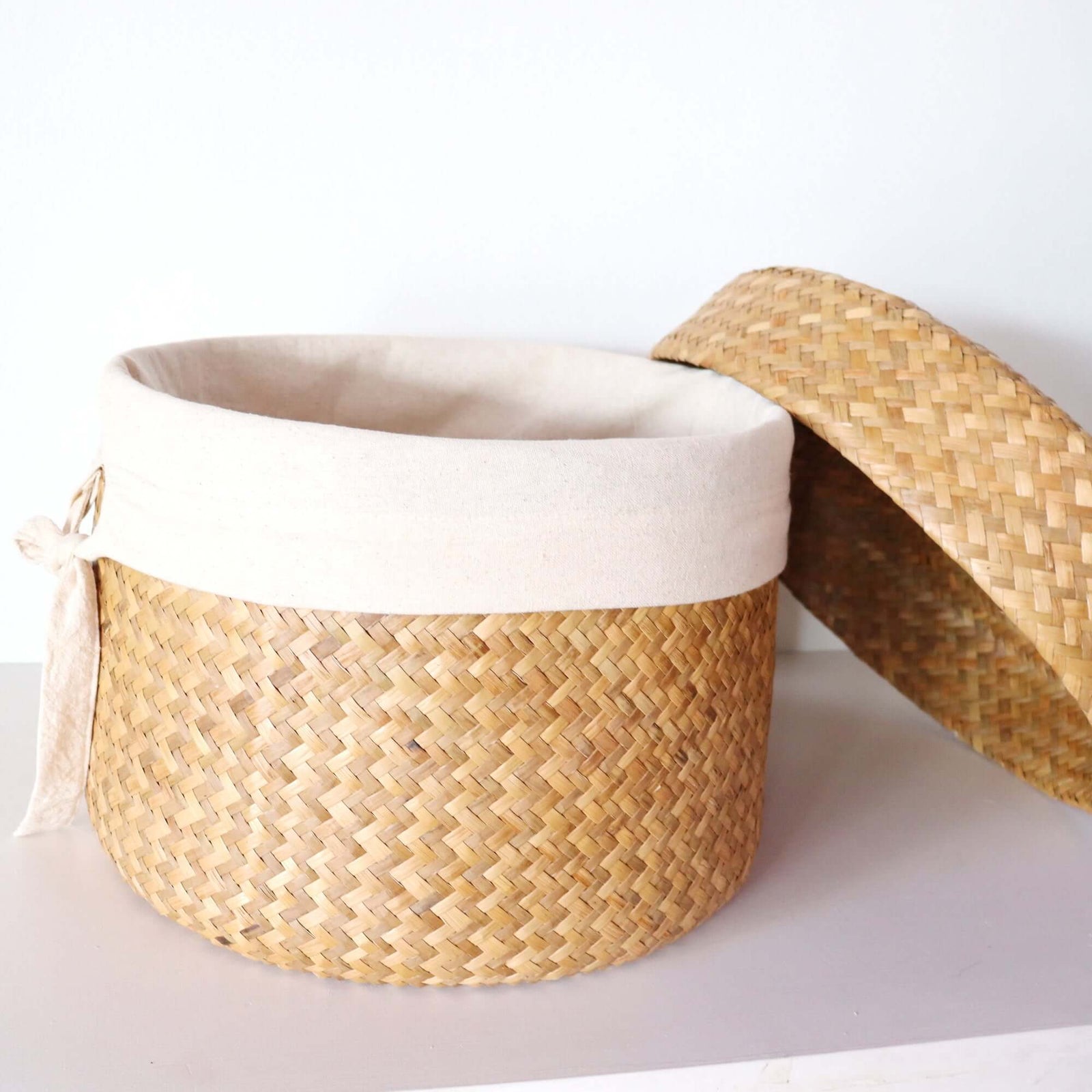 KAN DA Handwoven Laundry Basket With Handles and a Lid