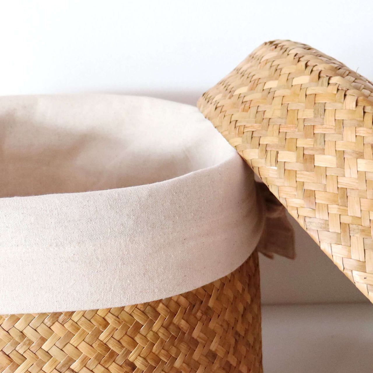 KAN DA Handwoven Laundry Basket With Handles and a Lid