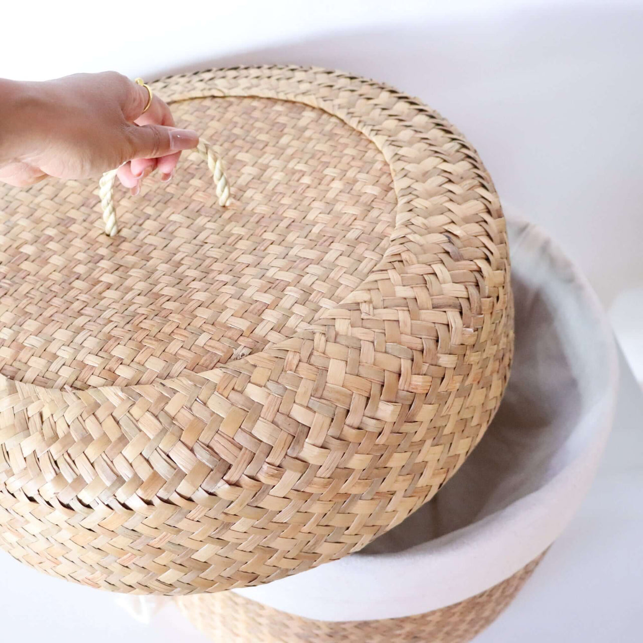 KAN DA Handwoven Laundry Basket With Handles and a Lid