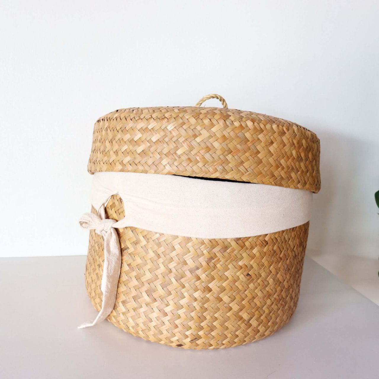 KAN DA Handwoven Laundry Basket With Handles and a Lid