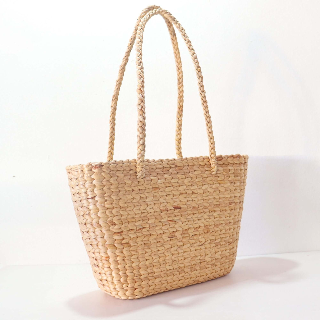 NUJIRA — straw handbag with a relaxed, vacation-ready look