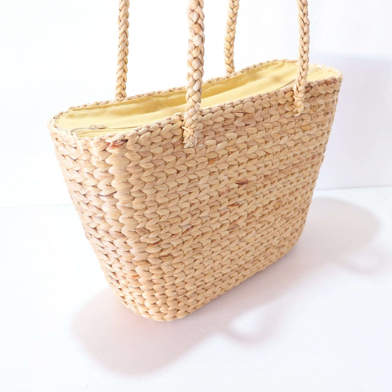 NUJIRA — lightweight straw handbag for warm-weather styling