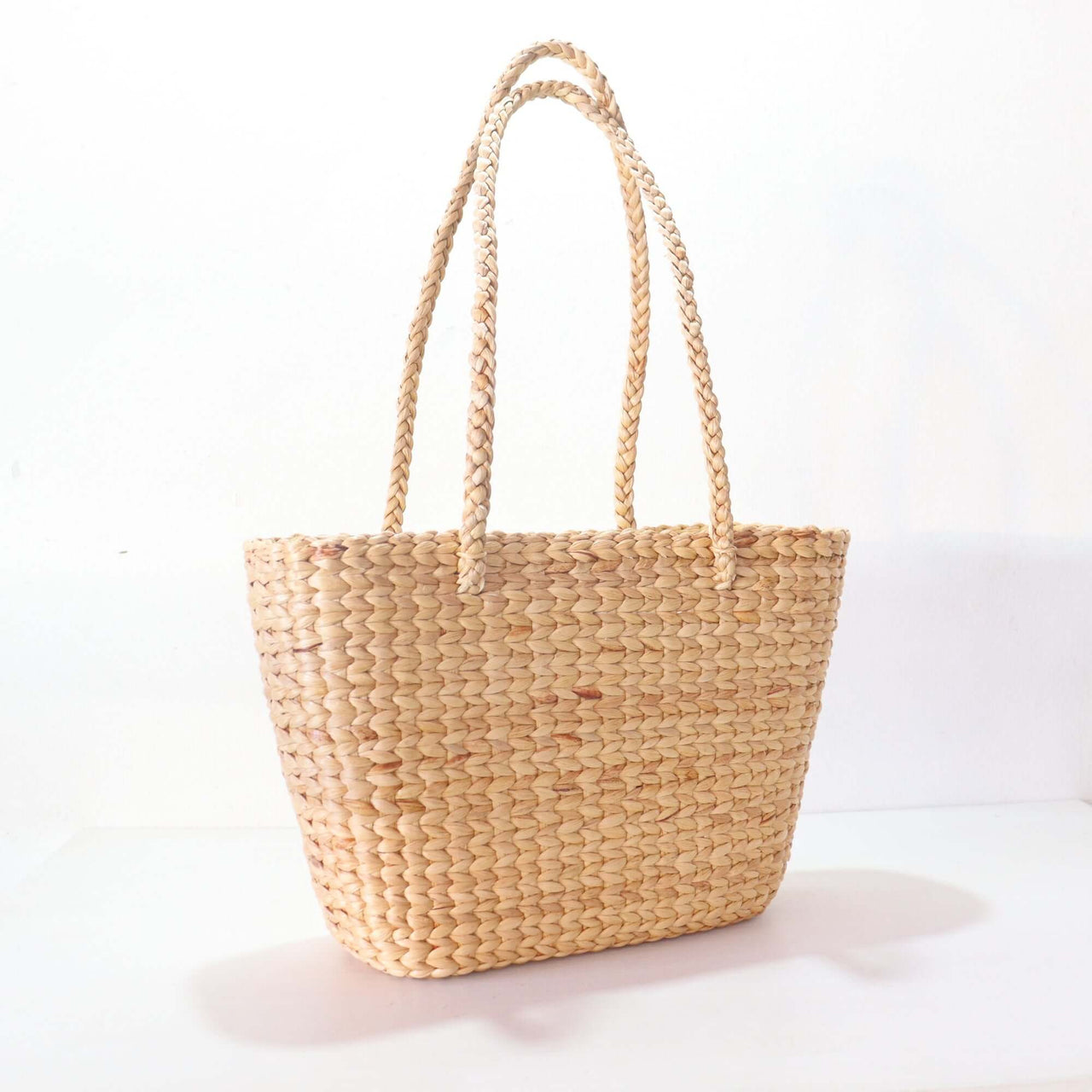 NUJIRA — straw handbag that pairs with boho and resort outfits