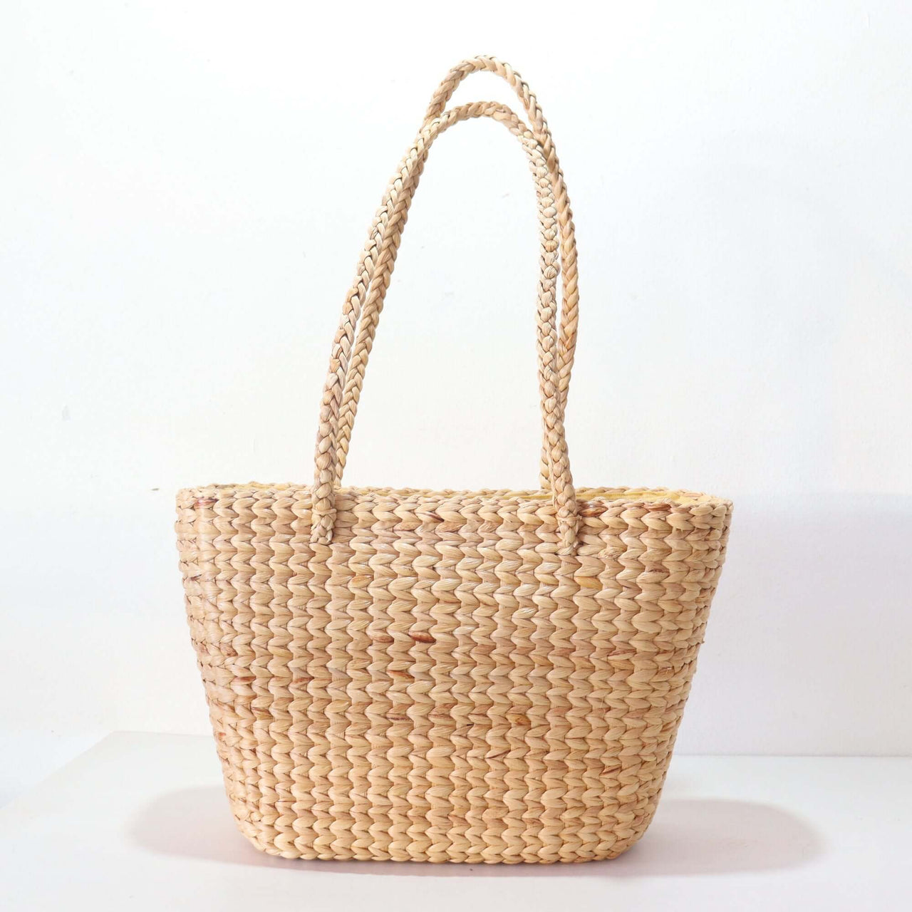 NUJIRA — handwoven straw handbag with a soft, natural weave