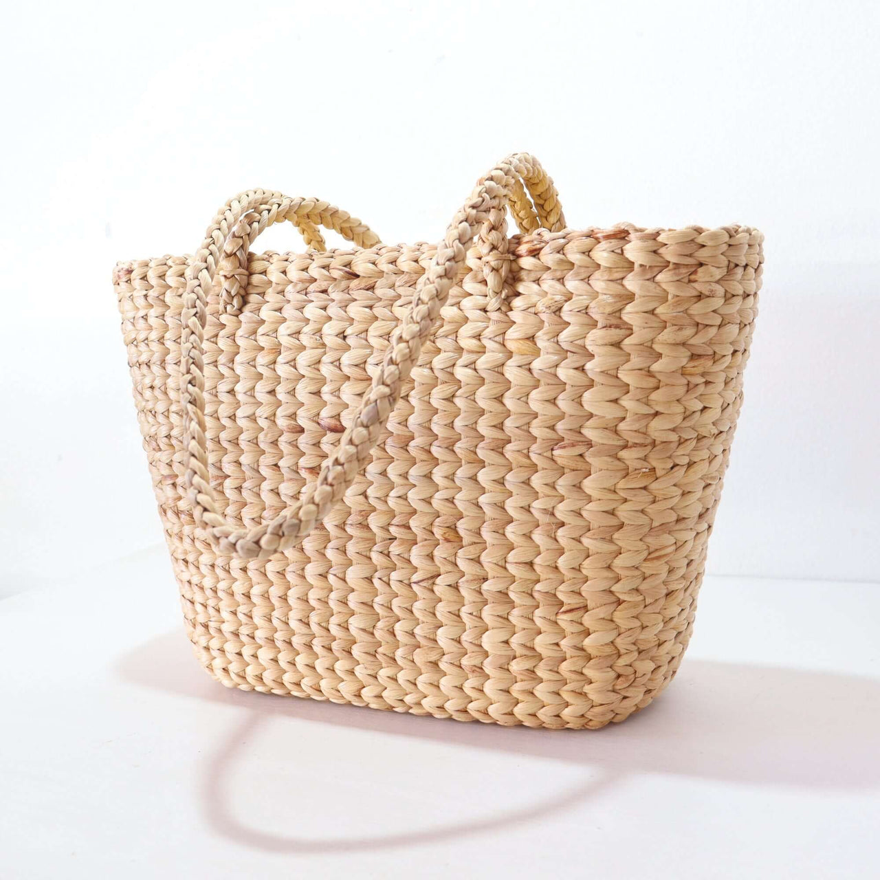 NUJIRA — natural straw handbag with an artisan woven finish