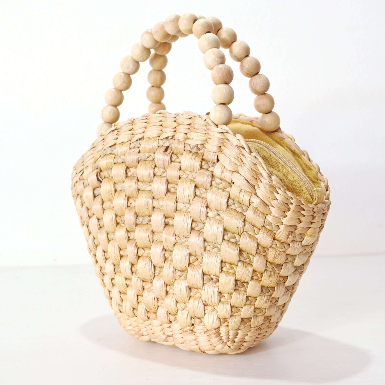 NAVALEE — lightweight straw handbag for warm-weather styling