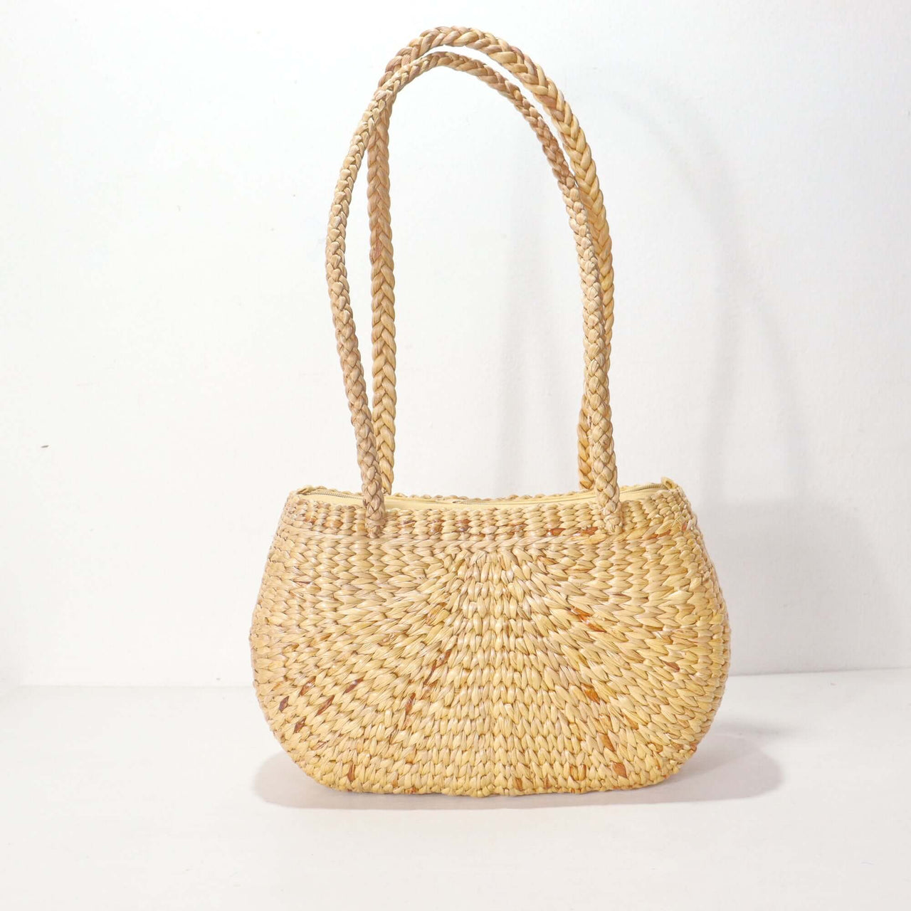 Bali — handwoven straw handbag with a soft, natural weave