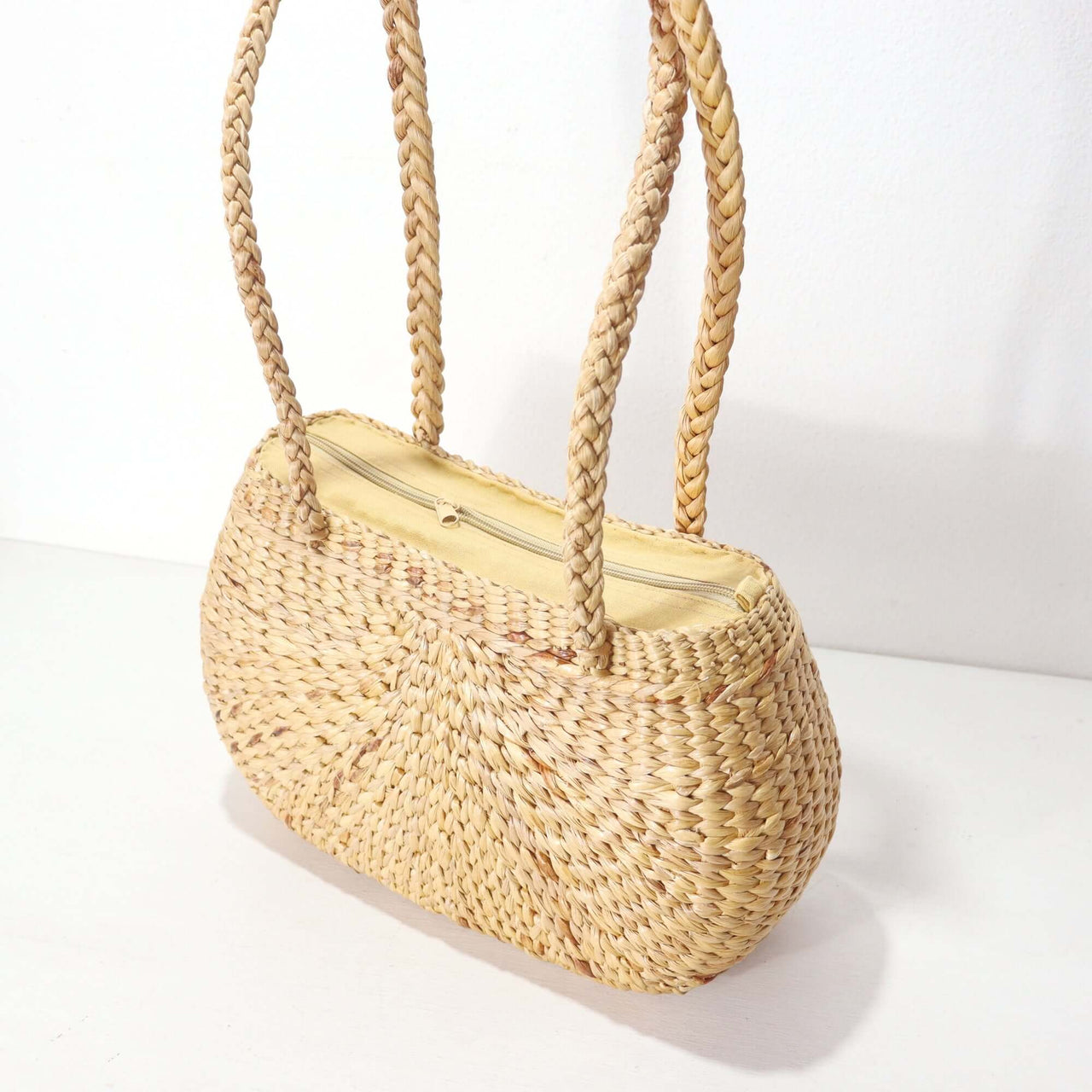 Bali — sustainable straw handbag made from natural fibres