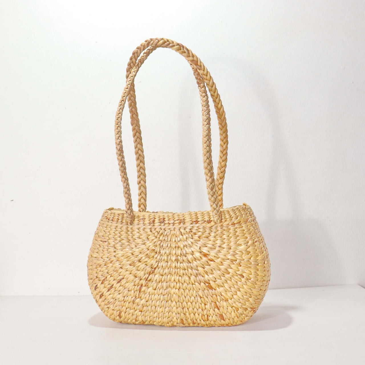 Bali — lightweight straw handbag for warm-weather styling