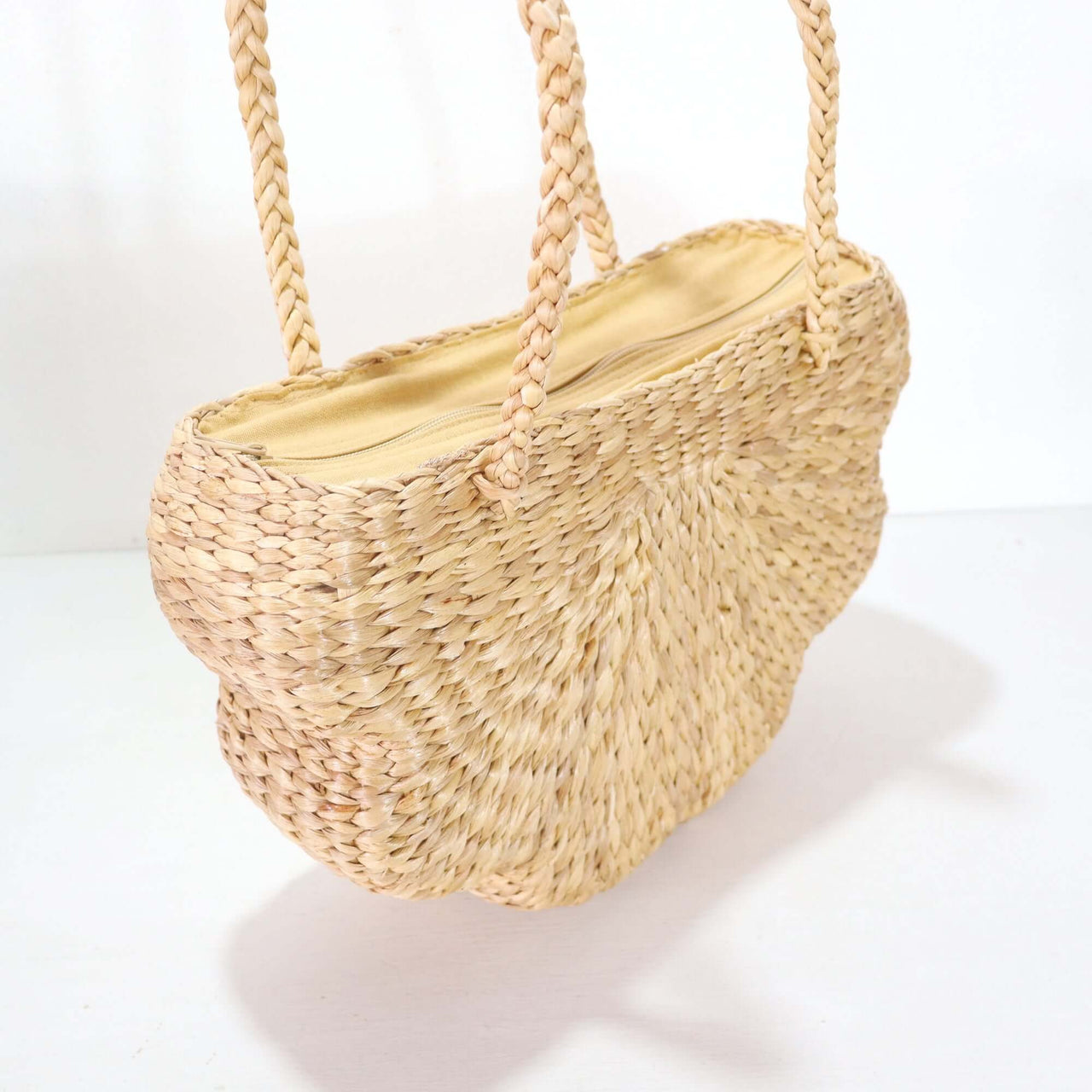 Jidara — straw handbag with a relaxed, vacation-ready look
