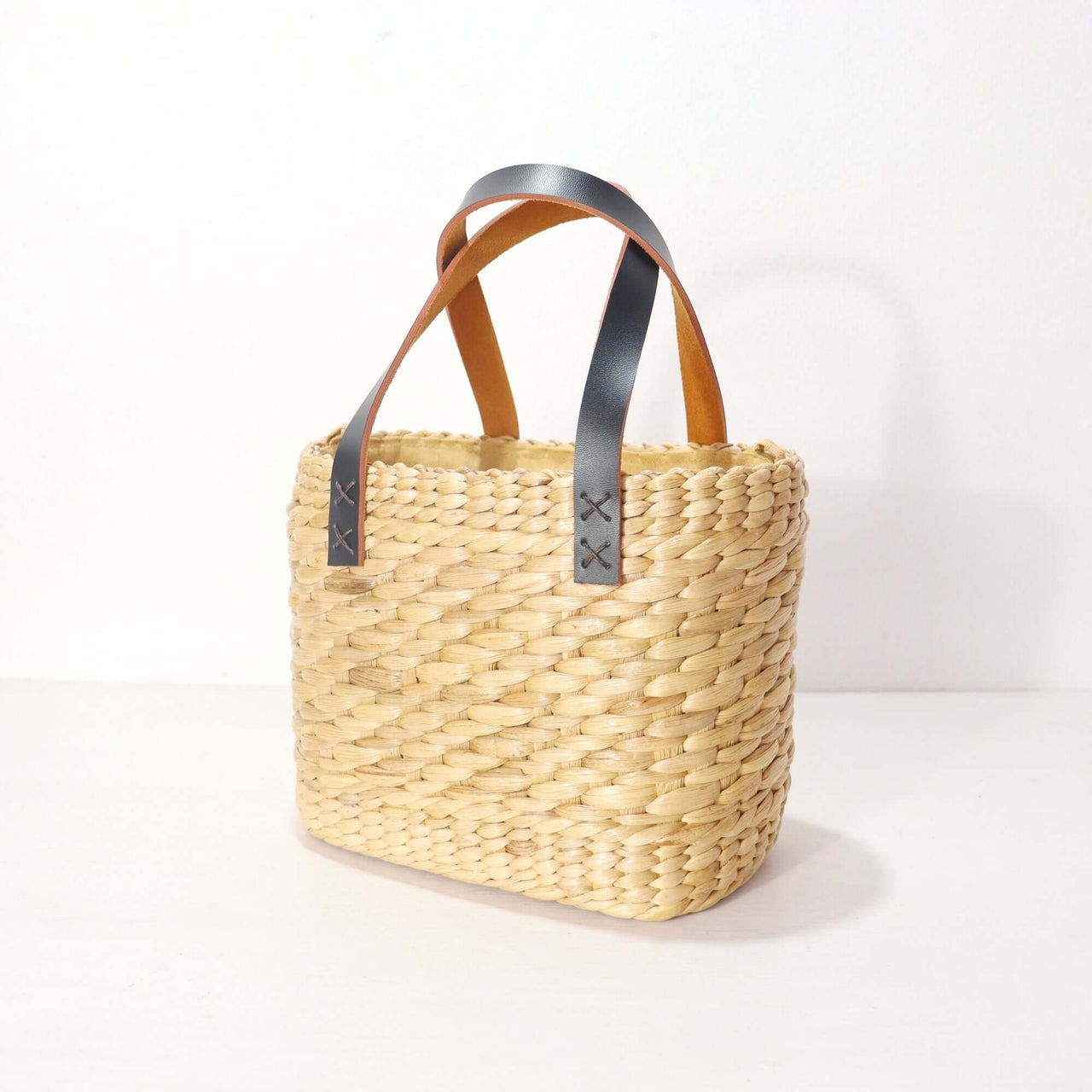 Lalin — handwoven straw handbag with a soft, natural weave