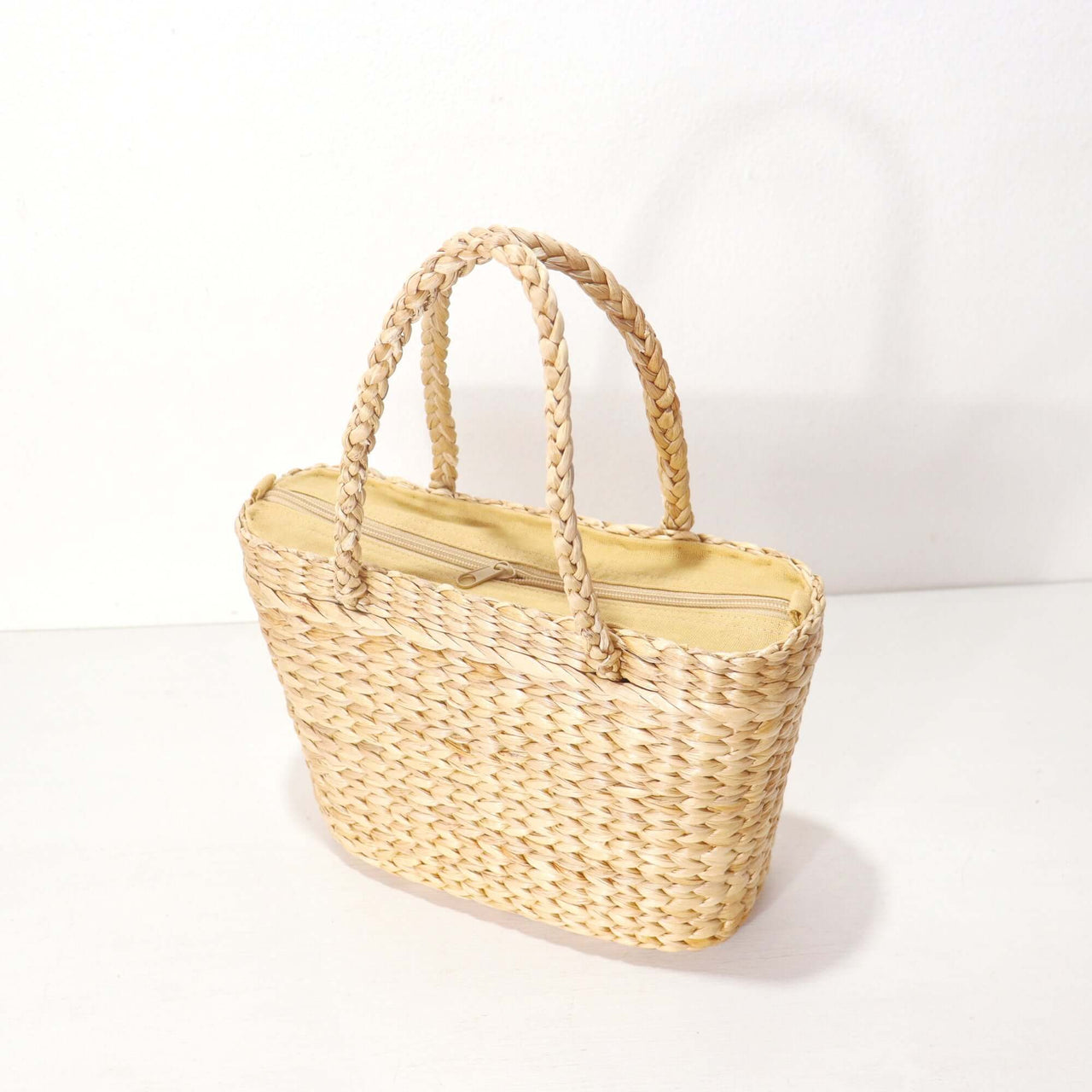 Larana — straw handbag with a relaxed, vacation-ready look