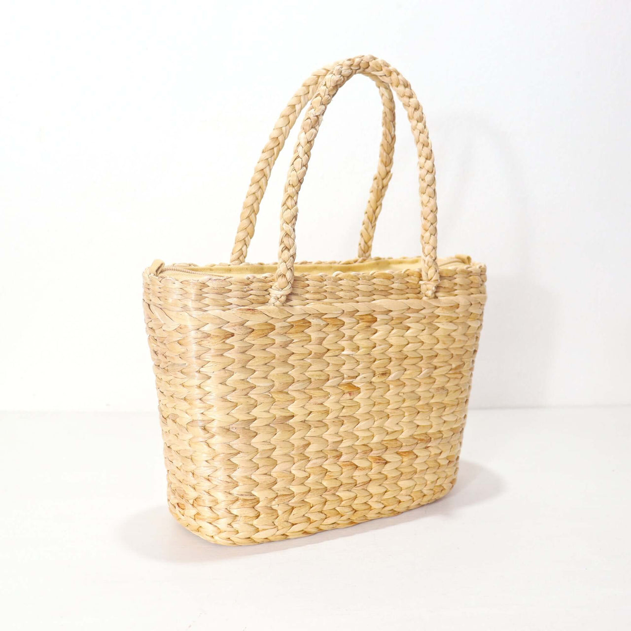 Larana — lightweight straw handbag for warm-weather styling