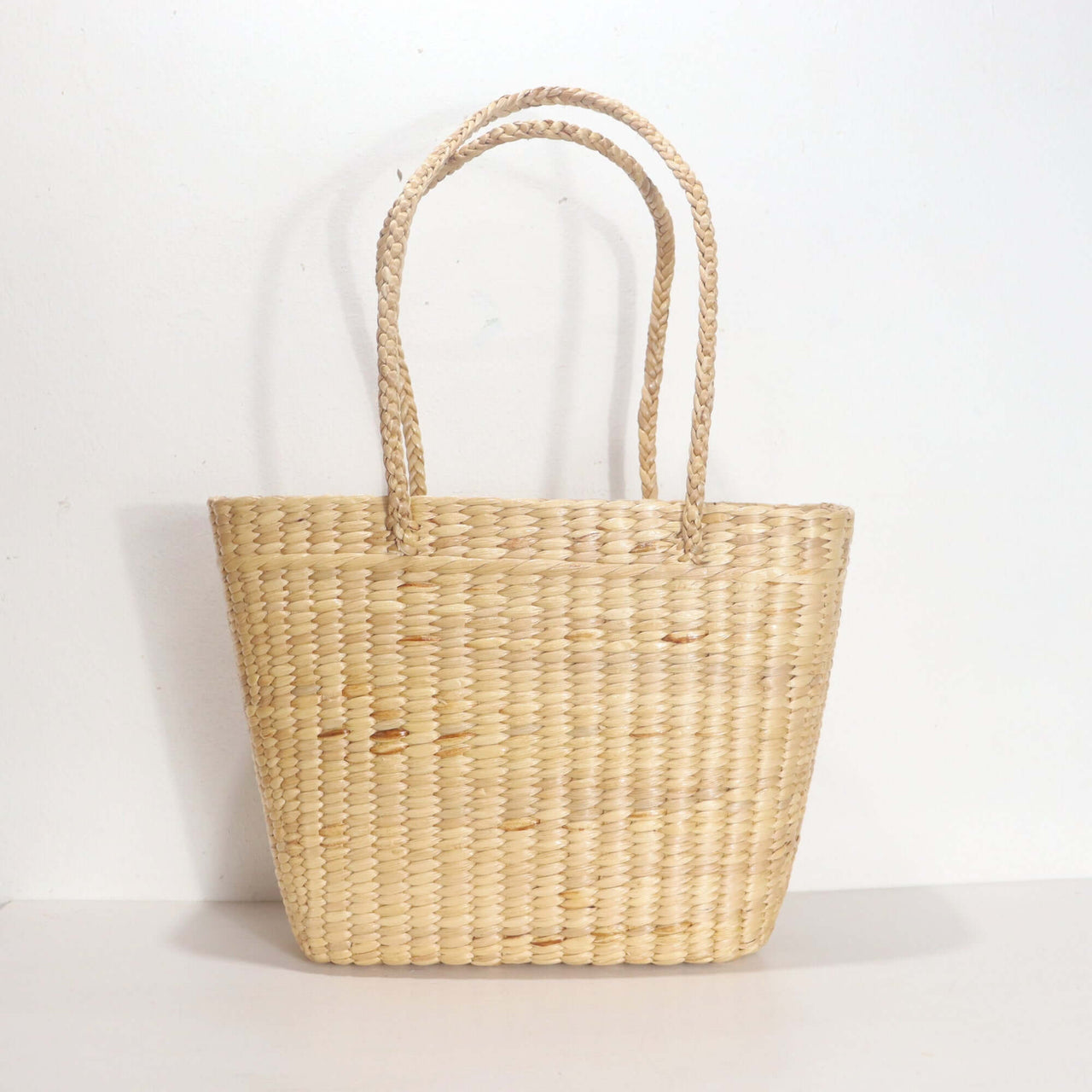 LINLADEE — handwoven straw basket bag with a soft, natural weave