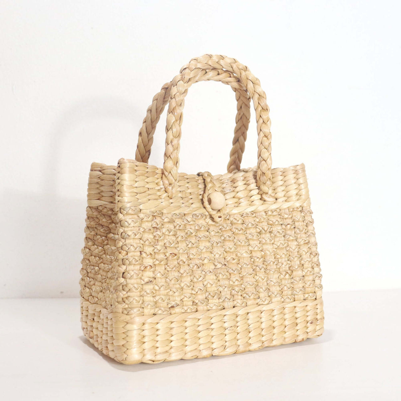 PASSA — straw handbag styled for summer beach outings