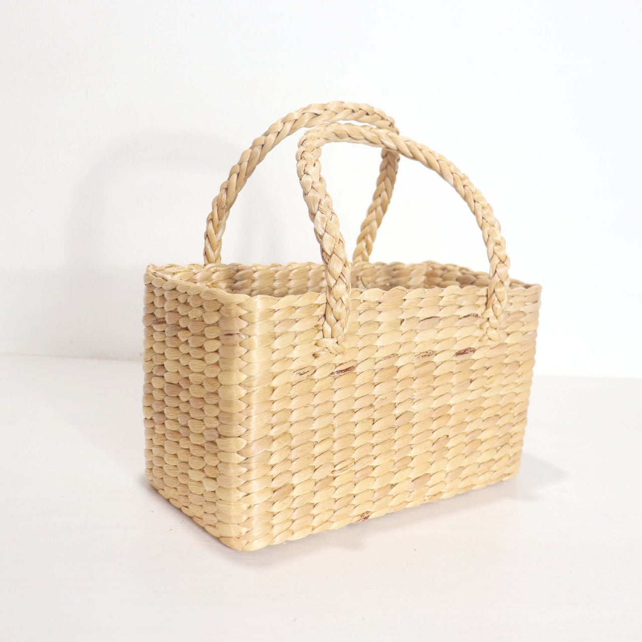 LANALA — straw basket bag with a relaxed, vacation-ready look