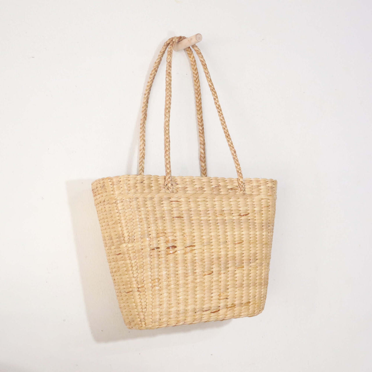 LINLADEE — straw basket bag with a relaxed, vacation-ready look