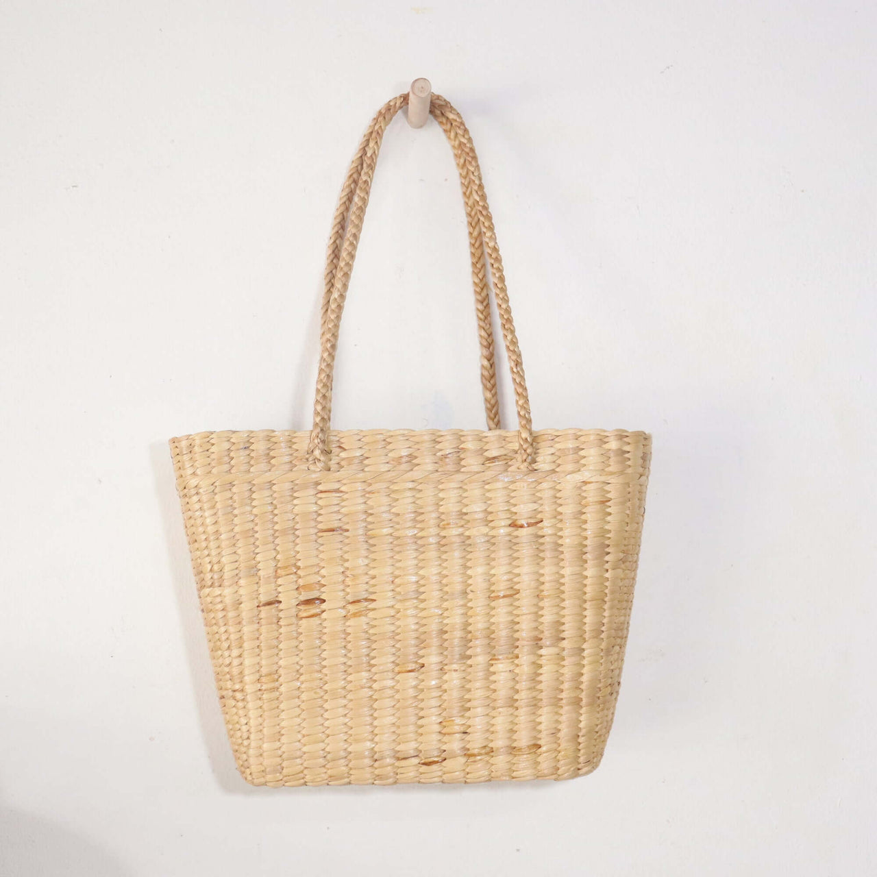 LINLADEE — lightweight straw basket bag for warm-weather styling