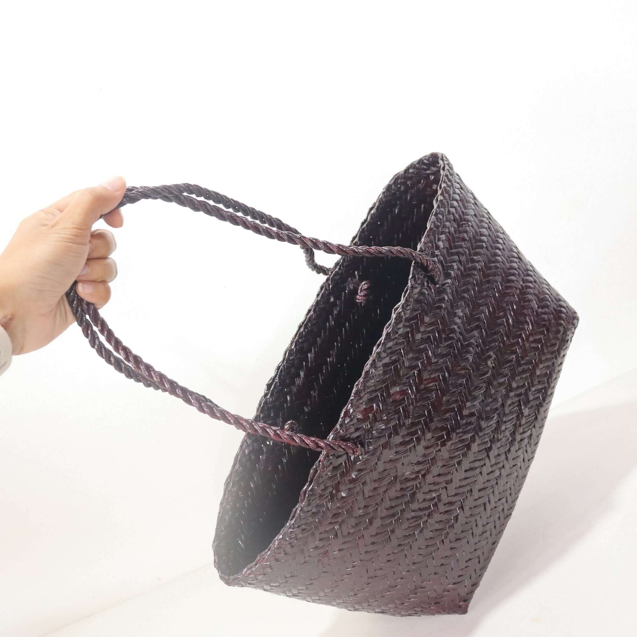 LINDA — straw shoulder bag with a relaxed, vacation-ready look