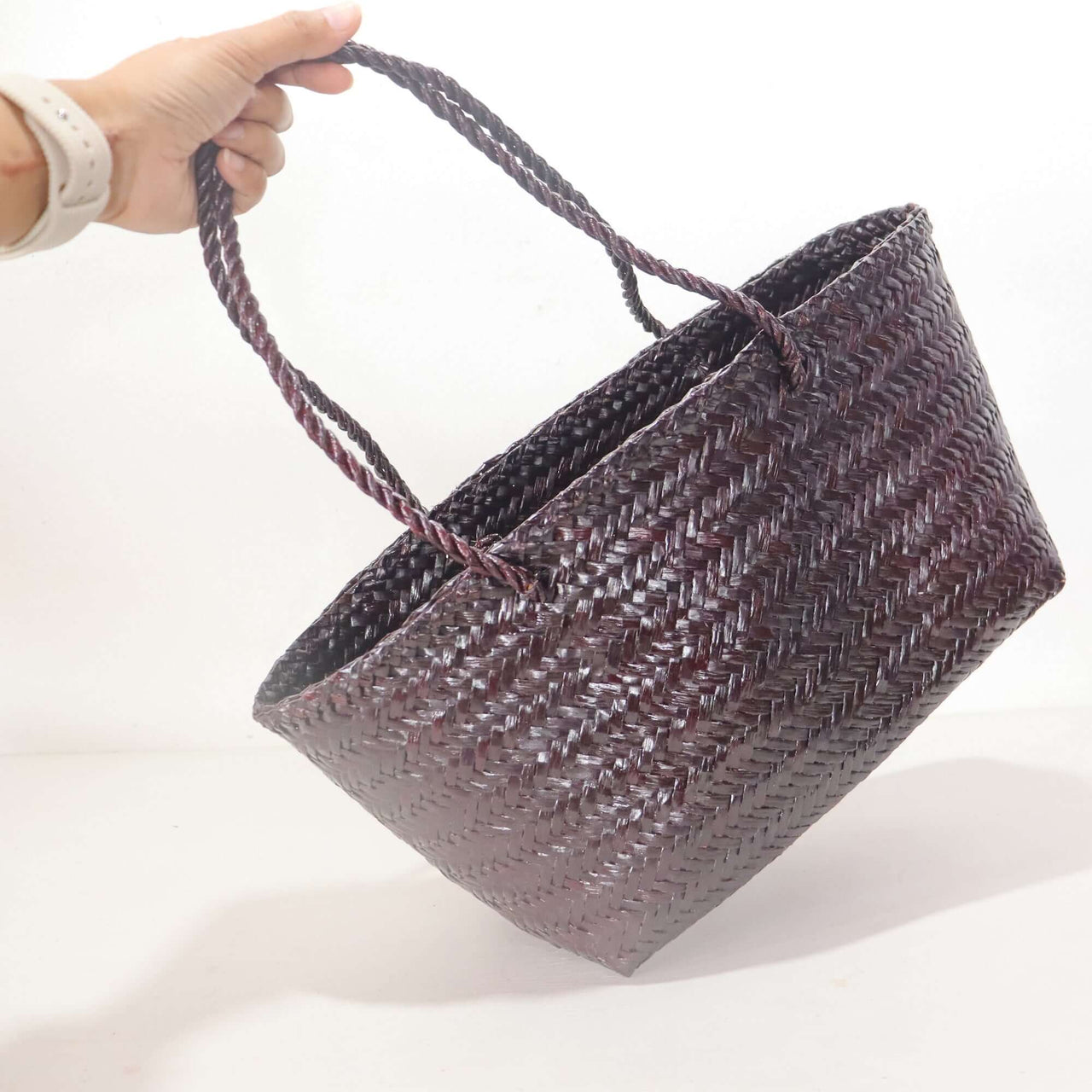 LINDA — handwoven straw shoulder bag with a soft, natural weave