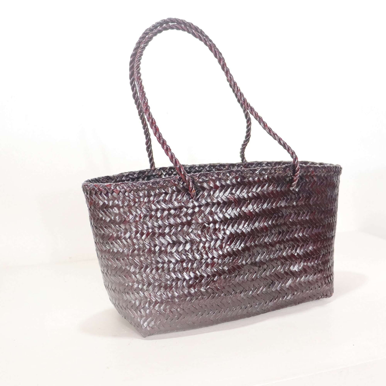 LINDA — lightweight straw shoulder bag for warm-weather styling