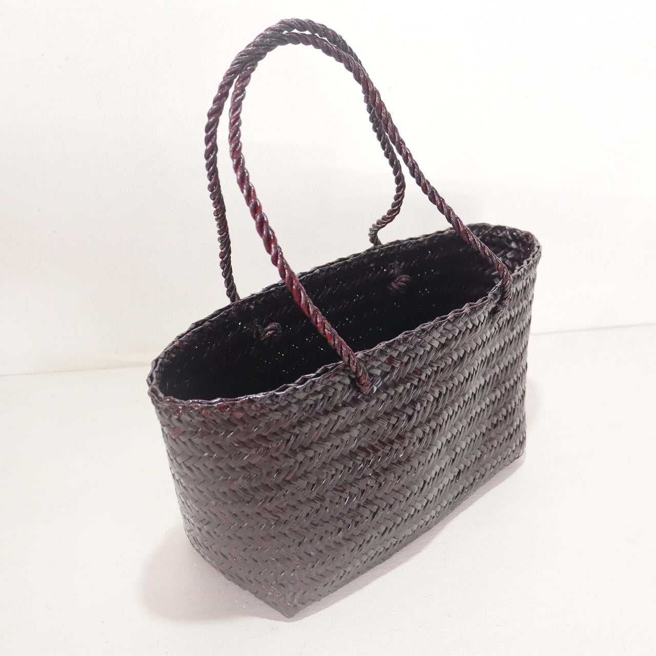 LINDA — straw shoulder bag that pairs with boho and resort outfits