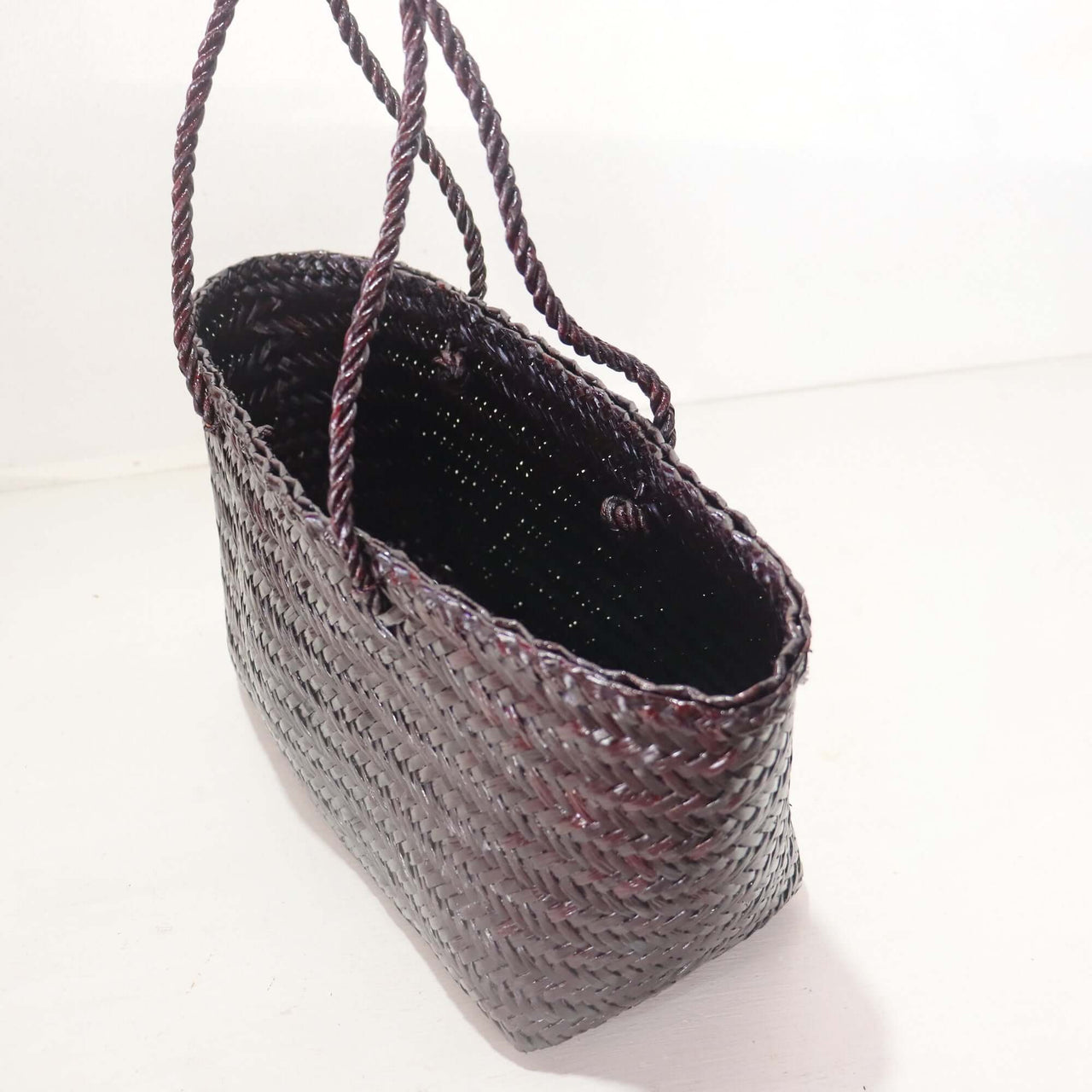 LINDA — natural straw shoulder bag with an artisan woven finish