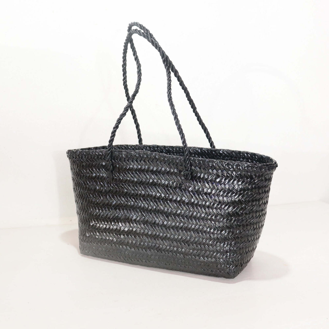 LINDA — straw shoulder bag styled for summer beach outings