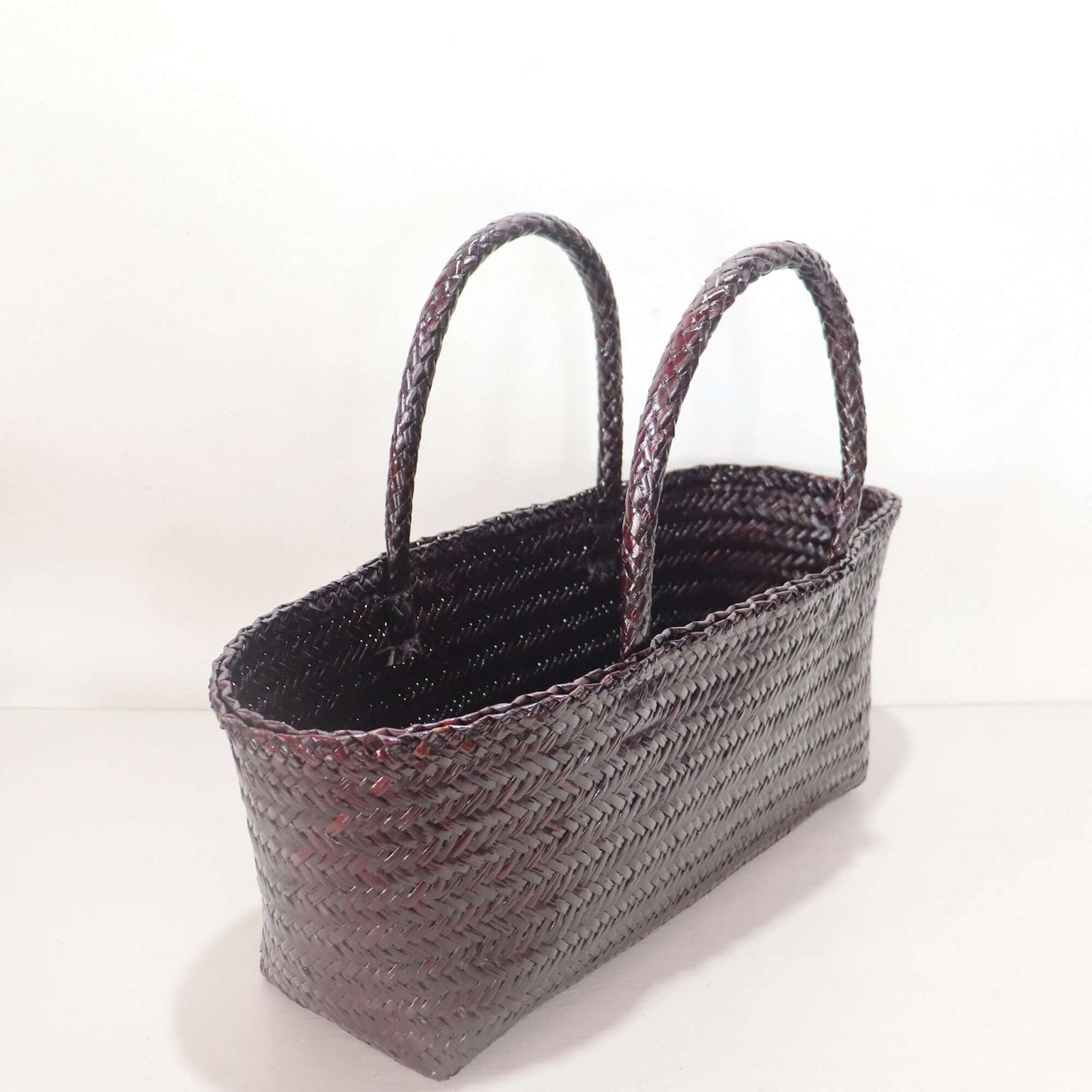 LINDA — straw shoulder bag with a relaxed, vacation-ready look