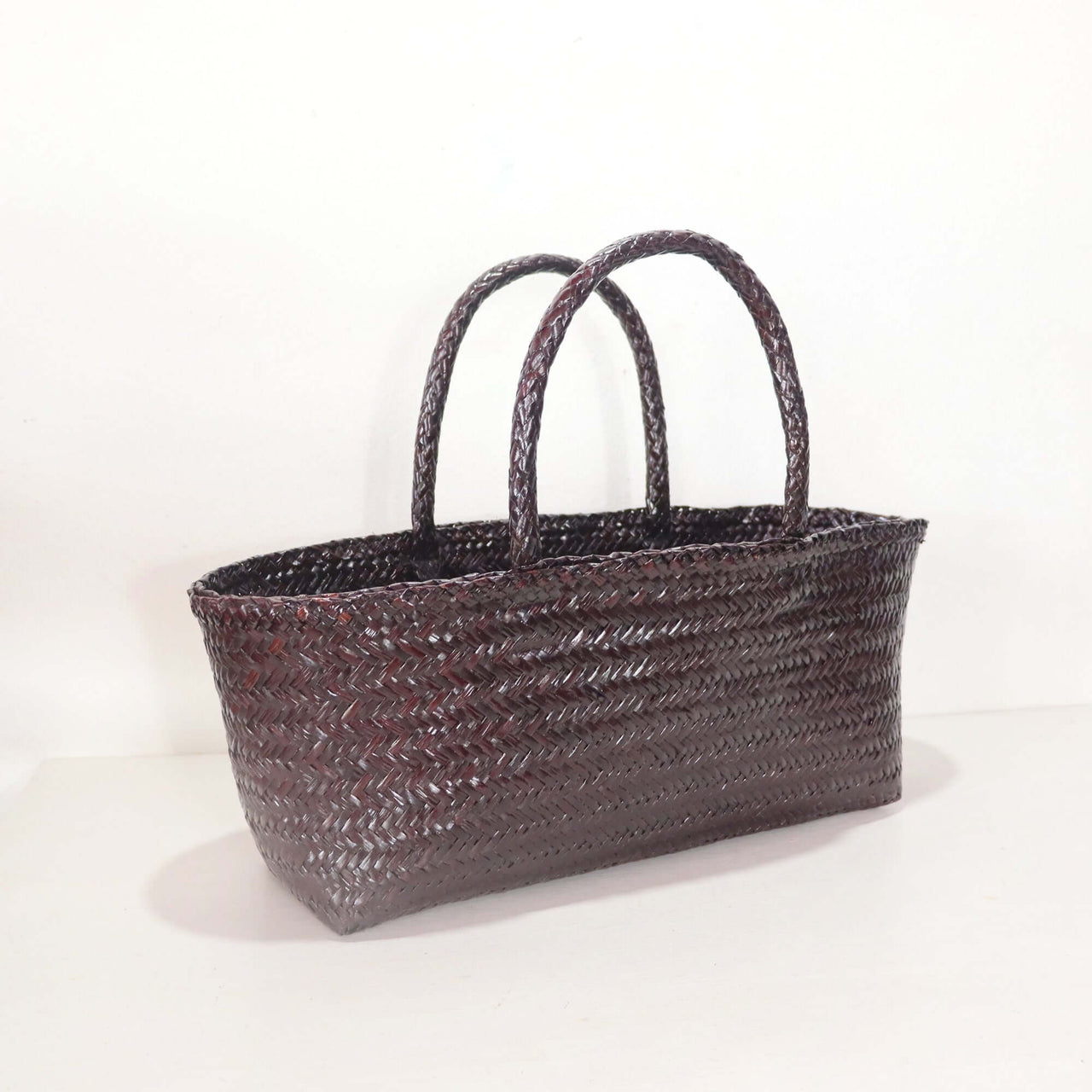 LINDA — lightweight straw shoulder bag for warm-weather styling