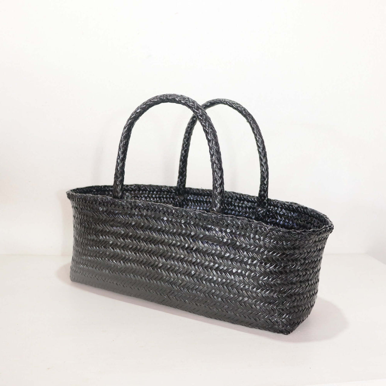 LINDA — straw shoulder bag styled for summer beach outings