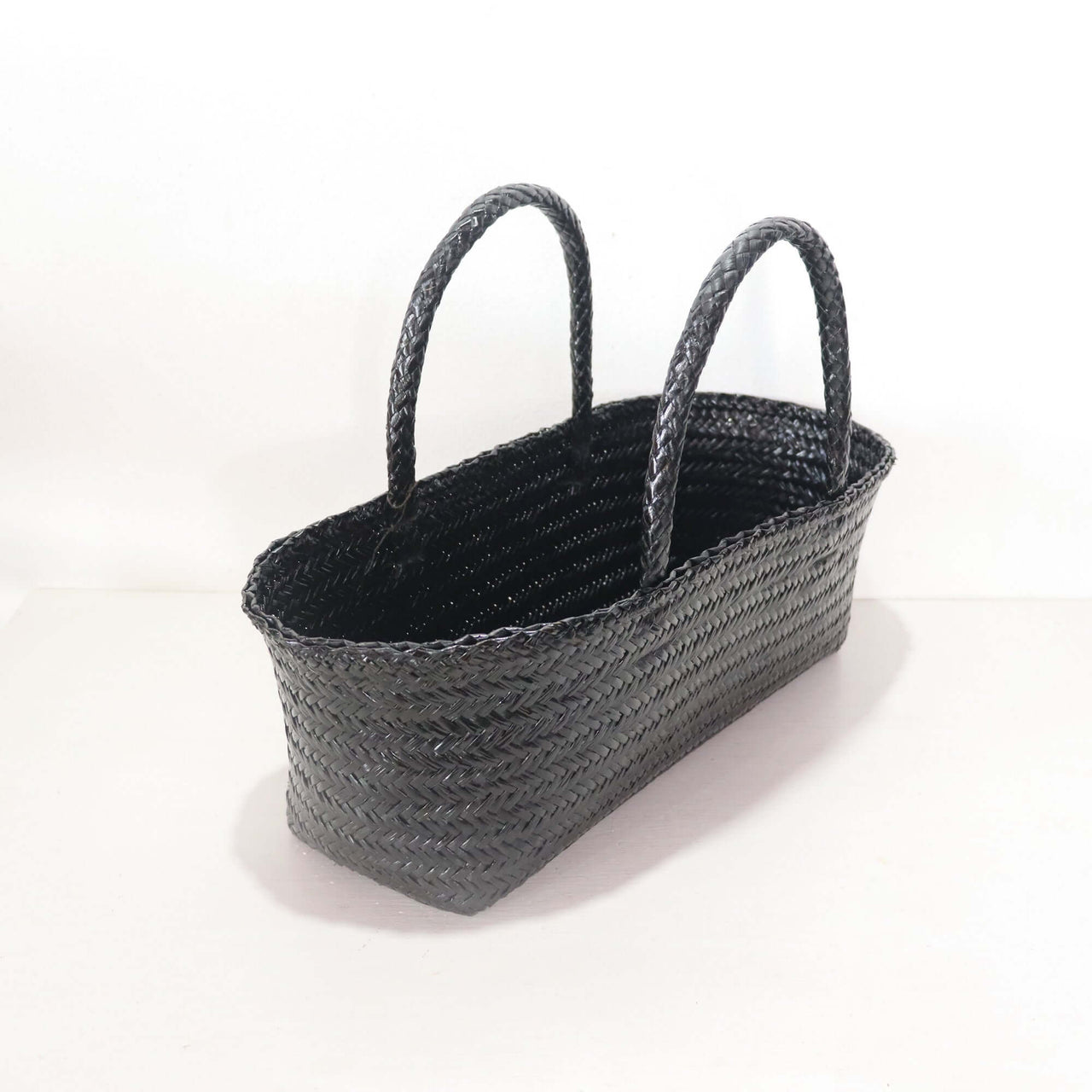 LINDA — natural straw shoulder bag with an artisan woven finish