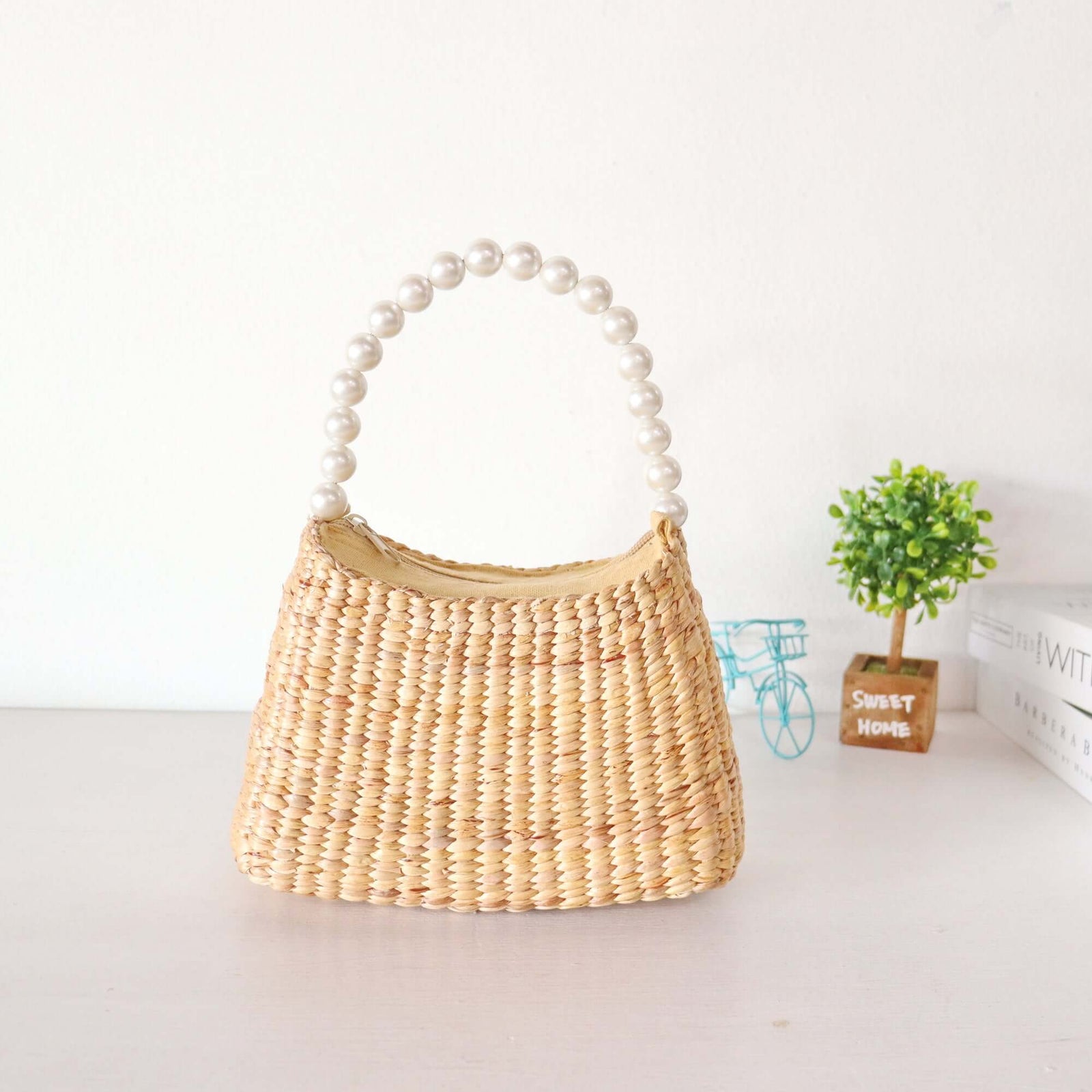 KI RA NA - Woven Straw Top Handle Bag Elevate your fashion game with the KI RA NA Straw Top Handle Bag. Perfect for any occasion, this eco-friendly and stylish accessory is a testament to sophisticated, sustainable fashion. Discover the perfect blend of d