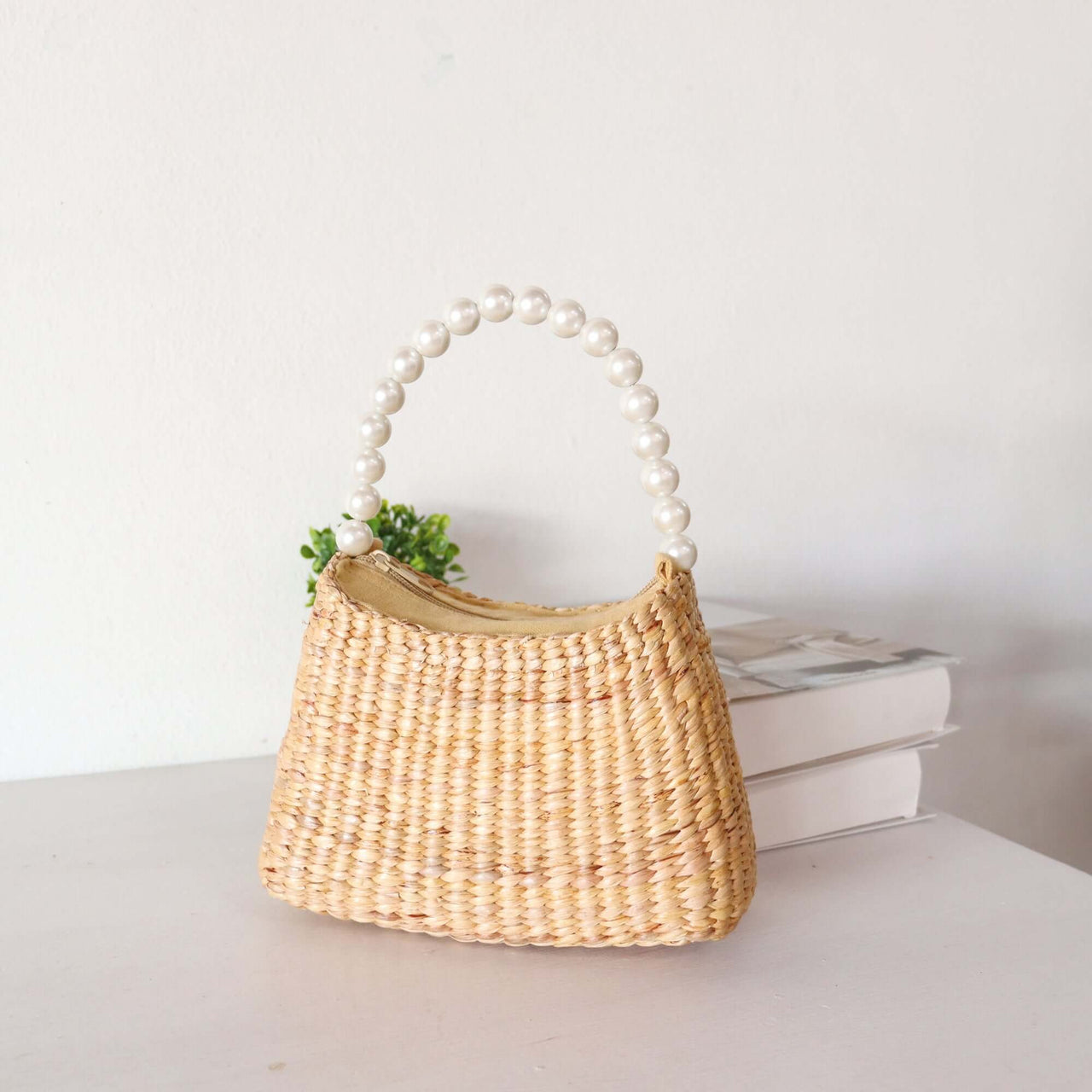 KI RA NA - Woven Straw Top Handle Bag Elevate your fashion game with the KI RA NA Straw Top Handle Bag. Perfect for any occasion, this eco-friendly and stylish accessory is a testament to sophisticated, sustainable fashion. Discover the perfect blend of d