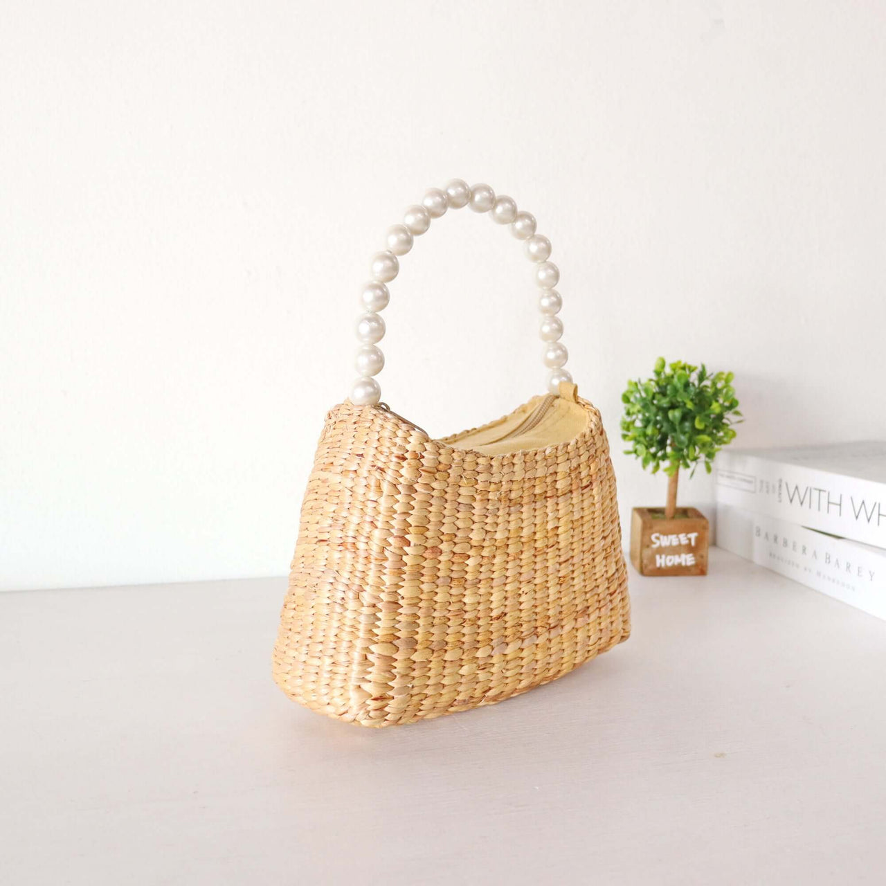 KI RA NA - Woven Straw Top Handle Bag Elevate your fashion game with the KI RA NA Straw Top Handle Bag. Perfect for any occasion, this eco-friendly and stylish accessory is a testament to sophisticated, sustainable fashion. Discover the perfect blend of d