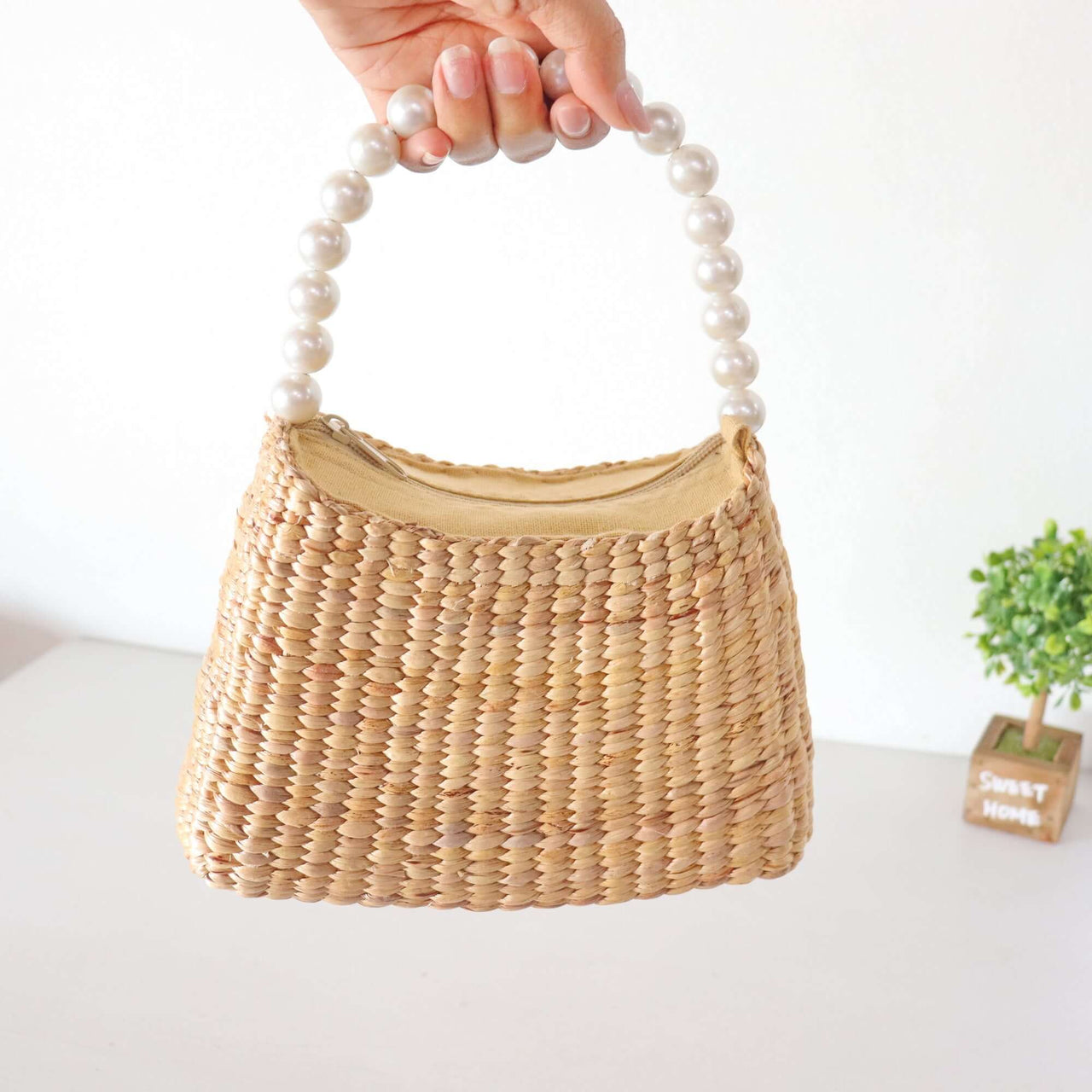 KI RA NA - Woven Straw Top Handle Bag Elevate your fashion game with the KI RA NA Straw Top Handle Bag. Perfect for any occasion, this eco-friendly and stylish accessory is a testament to sophisticated, sustainable fashion. Discover the perfect blend of d