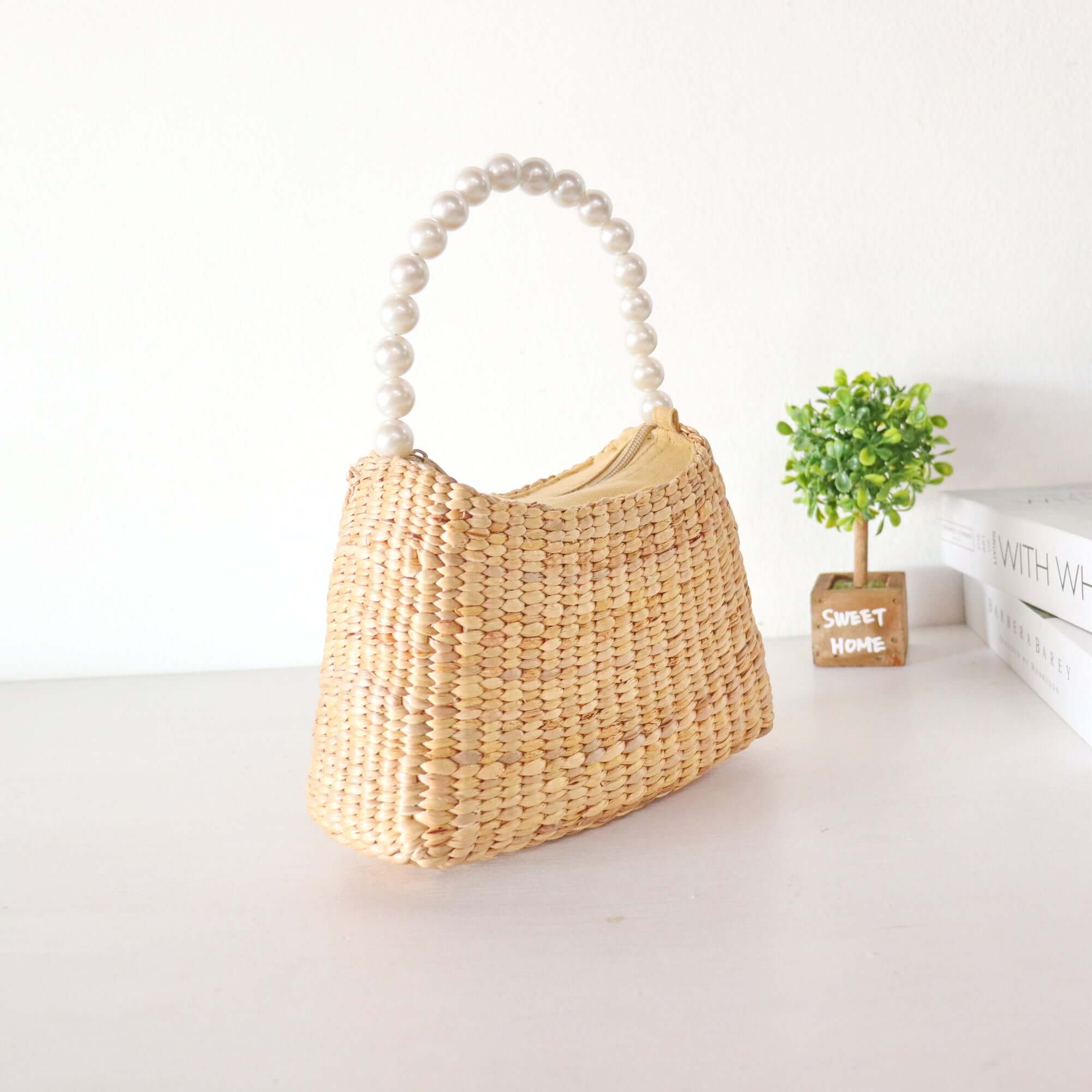 KI RA NA - Woven Straw Top Handle Bag Elevate your fashion game with the KI RA NA Straw Top Handle Bag. Perfect for any occasion, this eco-friendly and stylish accessory is a testament to sophisticated, sustainable fashion. Discover the perfect blend of d