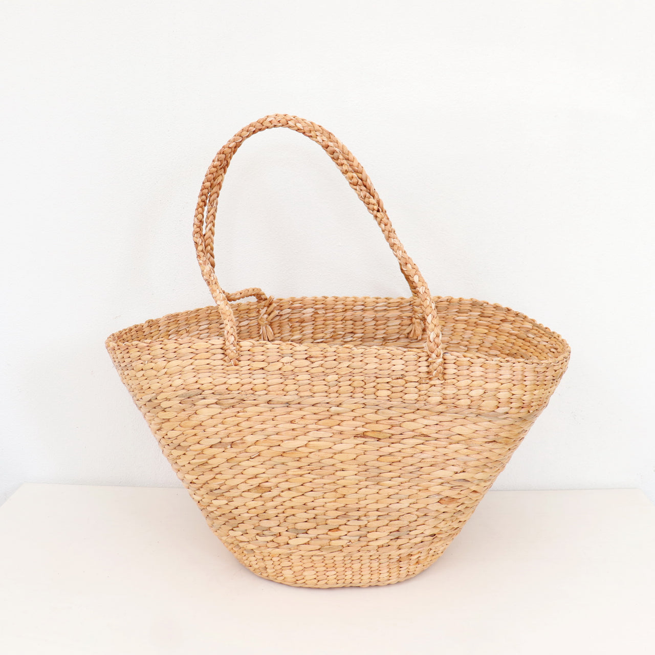 SI MI LA — handwoven straw shoulder bag with a soft, natural weave