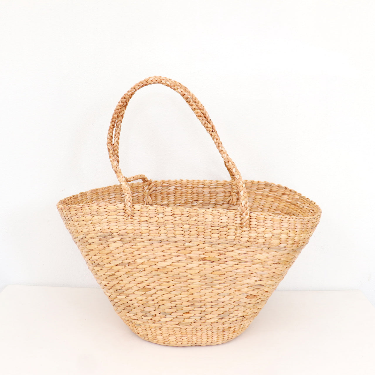 SI MI LA — straw shoulder bag styled for summer beach outings