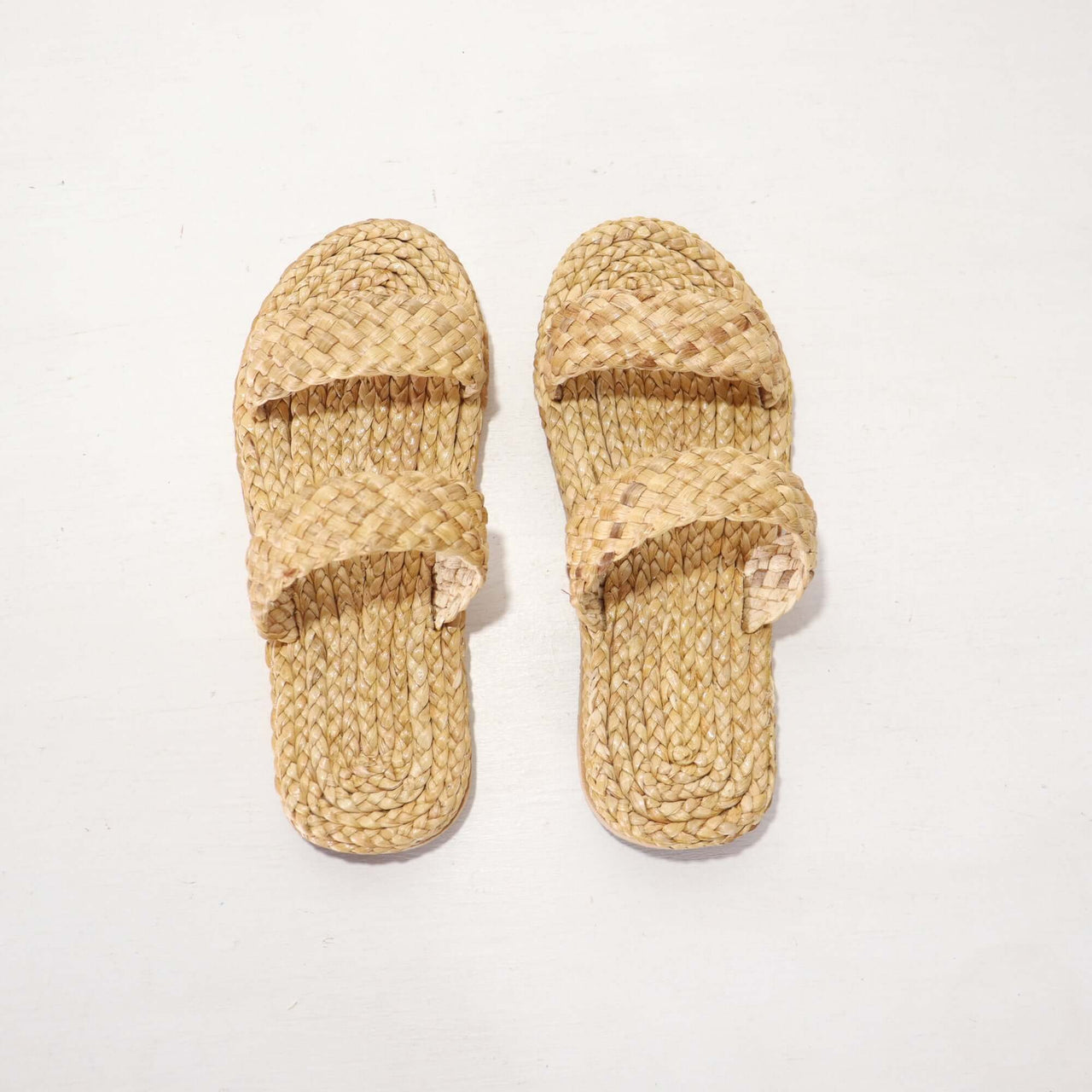 Presenting the DA NA Straw Shoe - a harmonious blend of nature's essence and artful craftsmanship. Designed with passion, these shoes are an ode to sustainable luxury, allowing you to tread softly on the earth while stepping into style. Women's Size : Siz