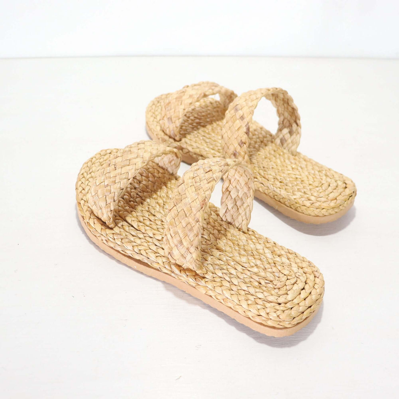 Presenting the DA NA Straw Shoe - a harmonious blend of nature's essence and artful craftsmanship. Designed with passion, these shoes are an ode to sustainable luxury, allowing you to tread softly on the earth while stepping into style. Women's Size : Siz