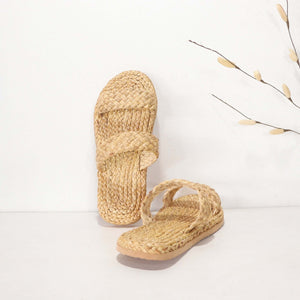 Presenting the DA NA Straw Shoe - a harmonious blend of nature's essence and artful craftsmanship. Designed with passion, these shoes are an ode to sustainable luxury, allowing you to tread softly on the earth while stepping into style. Women's Size : Siz