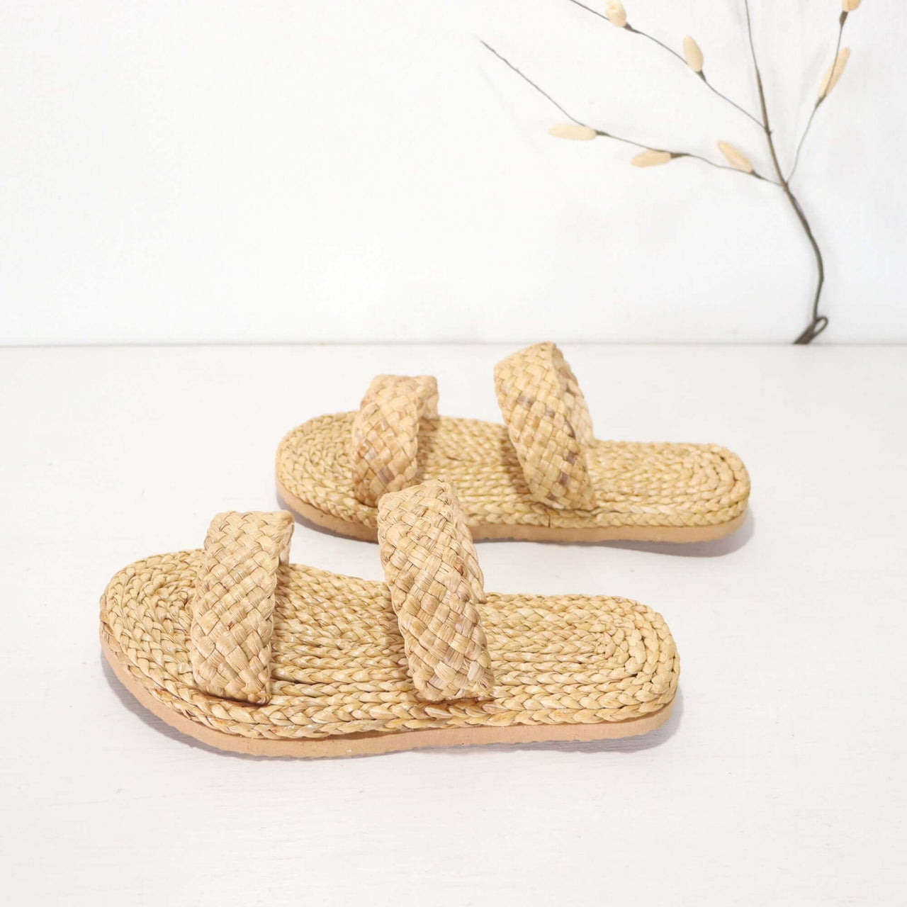Presenting the DA NA Straw Shoe - a harmonious blend of nature's essence and artful craftsmanship. Designed with passion, these shoes are an ode to sustainable luxury, allowing you to tread softly on the earth while stepping into style. Women's Size : Siz
