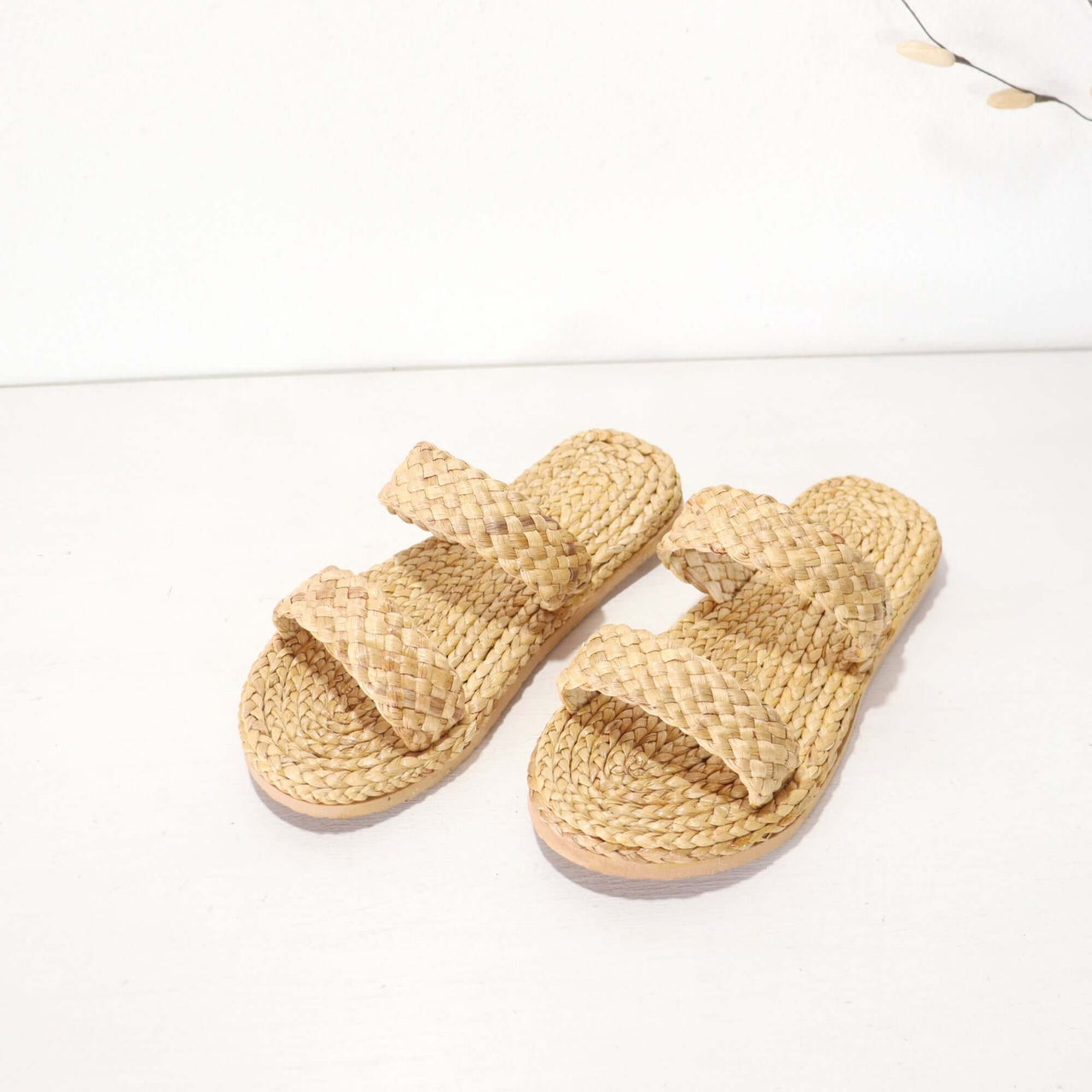 Presenting the DA NA Straw Shoe - a harmonious blend of nature's essence and artful craftsmanship. Designed with passion, these shoes are an ode to sustainable luxury, allowing you to tread softly on the earth while stepping into style. Women's Size : Siz