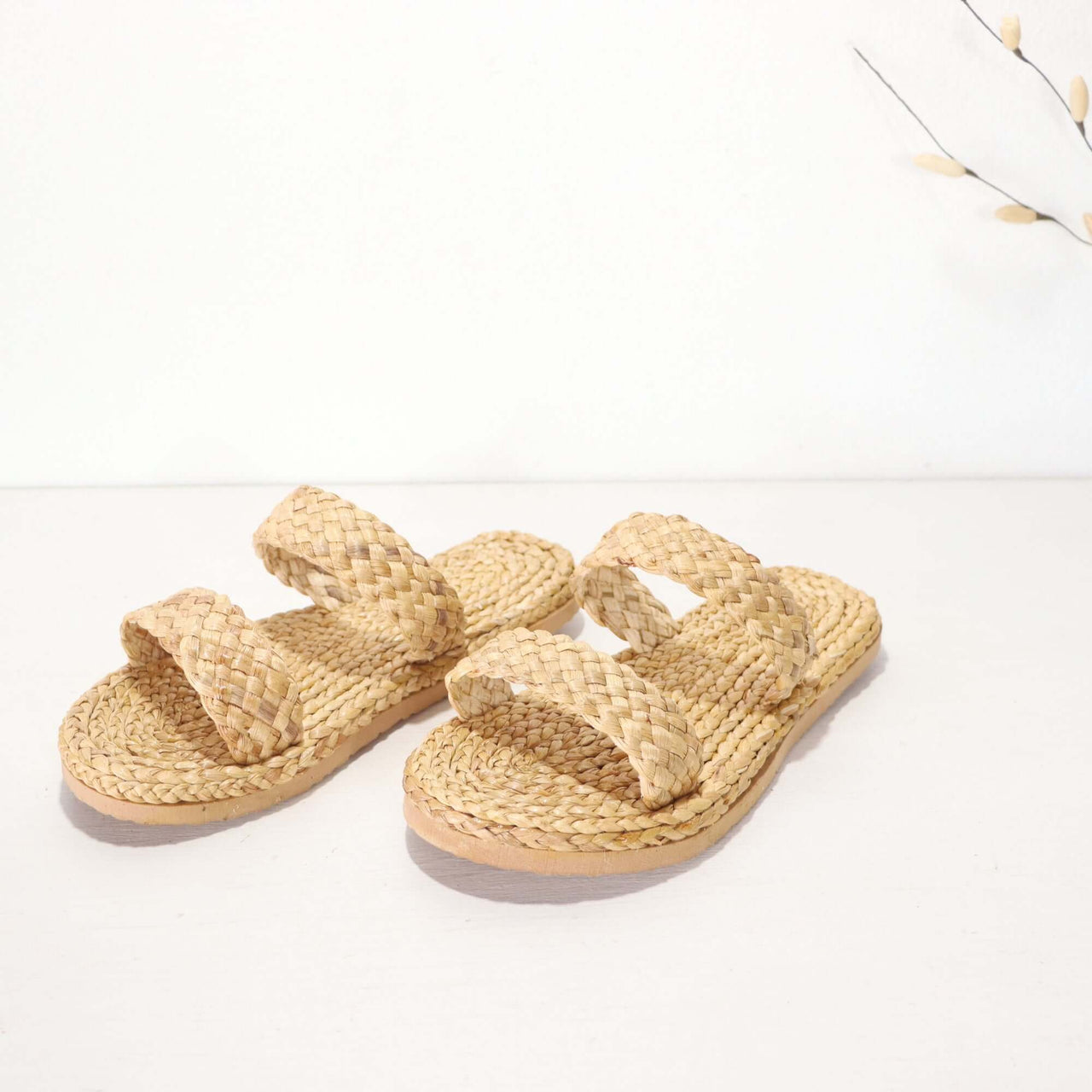 Presenting the DA NA Straw Shoe - a harmonious blend of nature's essence and artful craftsmanship. Designed with passion, these shoes are an ode to sustainable luxury, allowing you to tread softly on the earth while stepping into style. Women's Size : Siz