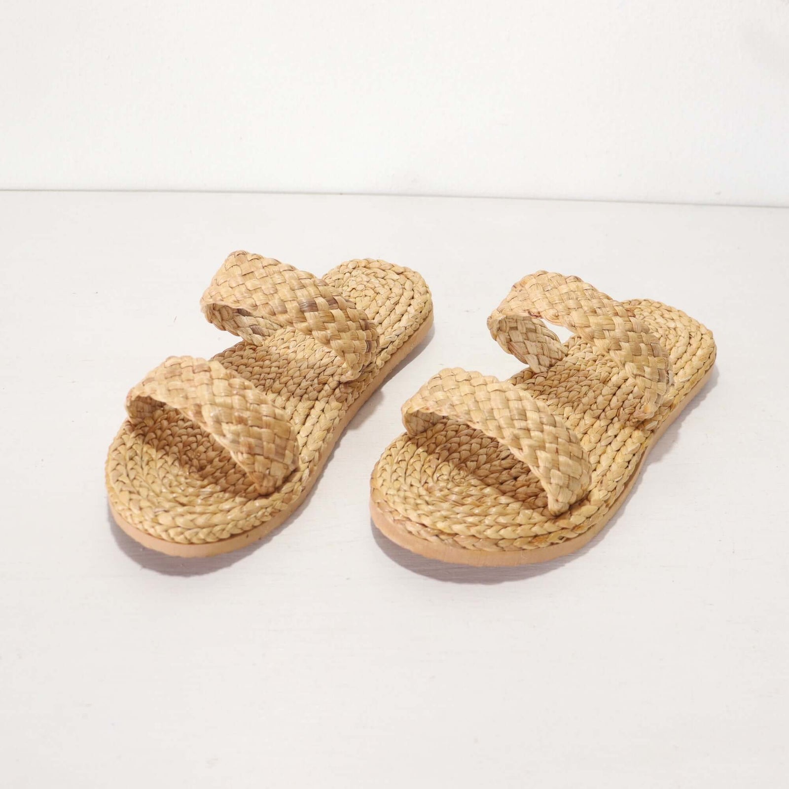 Presenting the DA NA Straw Shoe - a harmonious blend of nature's essence and artful craftsmanship. Designed with passion, these shoes are an ode to sustainable luxury, allowing you to tread softly on the earth while stepping into style. Women's Size : Siz